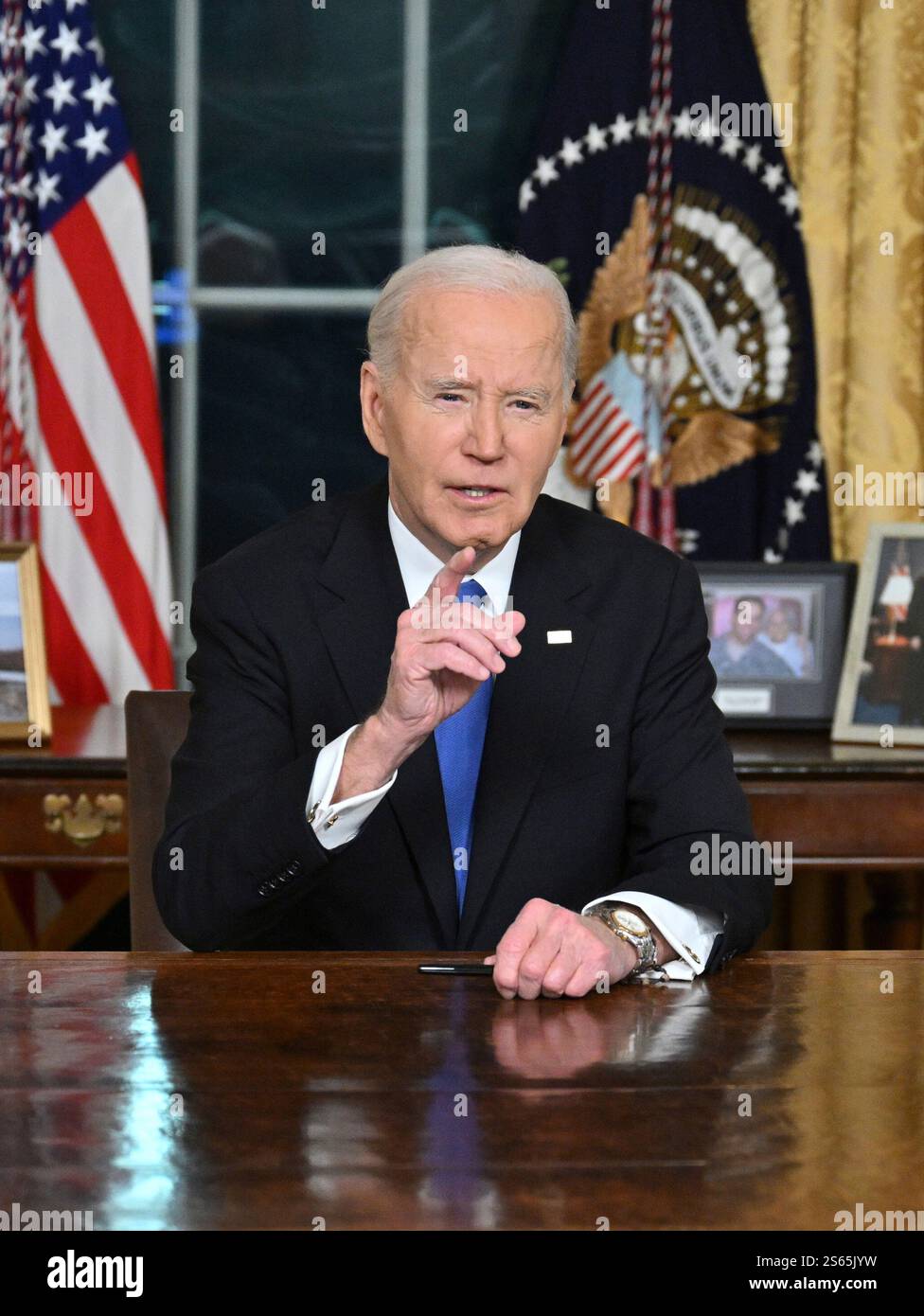 Washington, DC, 15. Januar 2025. US-Präsident Joe Biden hält am 15. Januar 2025 seine Abschiedsrede an die Nation vom Oval Office des Weißen Hauses in Washington, DC. Guthaben: Mandel Ngan/Pool über CNP/dpa/Alamy Live News Stockfoto