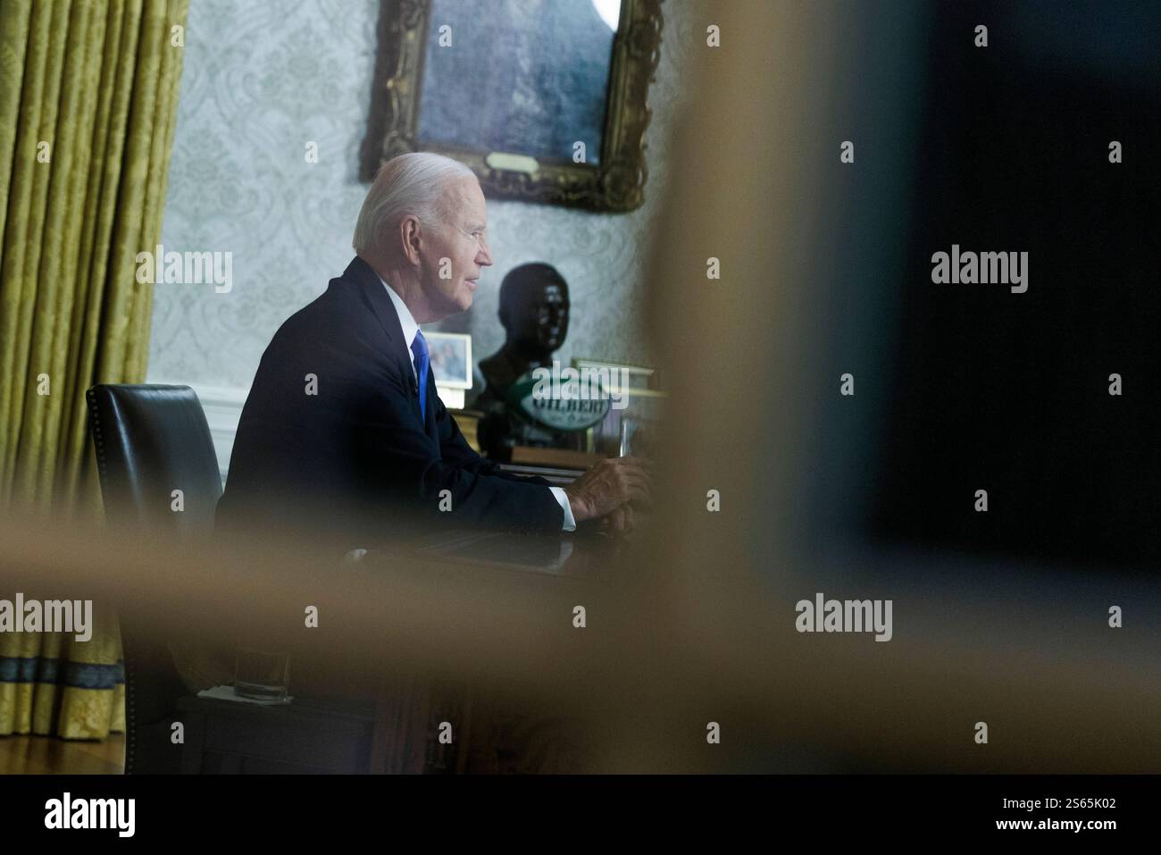 Washington, Vereinigte Staaten. Januar 2025. US-Präsident Joe Biden hält am Mittwoch, den 15. Januar 2025, seine Abschiedsrede vor der Nation vom Oval Office des Weißen Hauses in Washington DC. Quelle: Aaron Schwartz/Pool über CNP/dpa/Alamy Live News Stockfoto