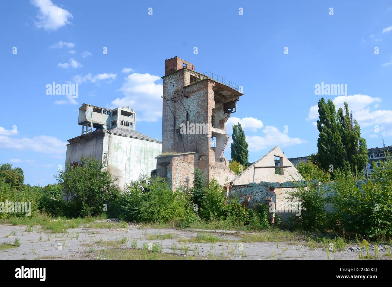 Stürzte tagsüber ein Industriehaus ein. Katastrophenschauplatz voller Trümmer, zerbrochener Ziegelsteine und beschädigtem Haus. Kriegsbegriff Stockfoto