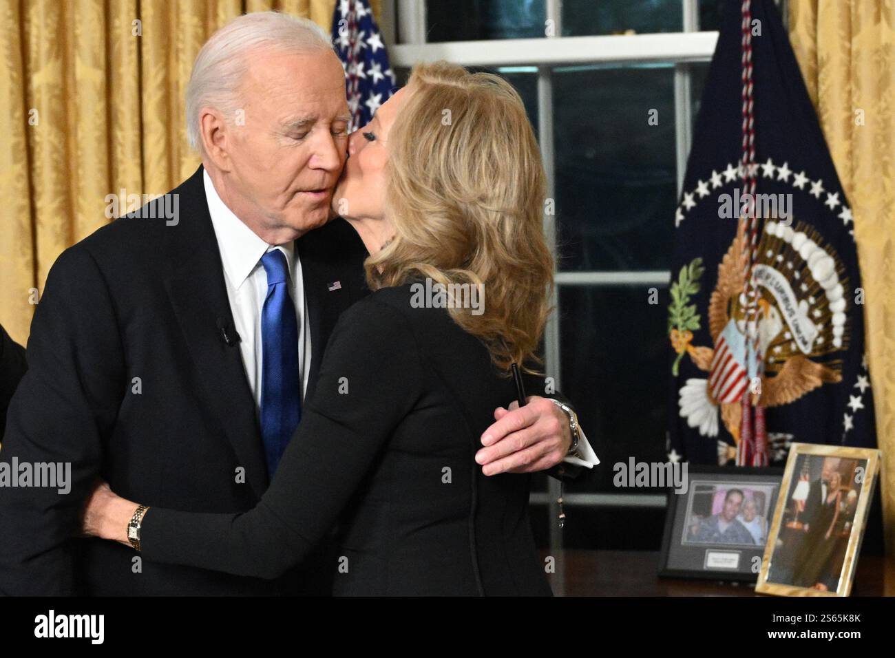 Washington, Usa. Januar 2025. First Lady Jill Biden küsst ihren Ehemann US-Präsident Joe Biden, nachdem er am Mittwoch, den 15. Januar 2025, seine Abschiedsrede vom Oval Office des Weißen Hauses in Washington, DC, vor der Nation gehalten hatte. Pool Foto von Mandel Ngan/UPI Credit: UPI/Alamy Live News Stockfoto