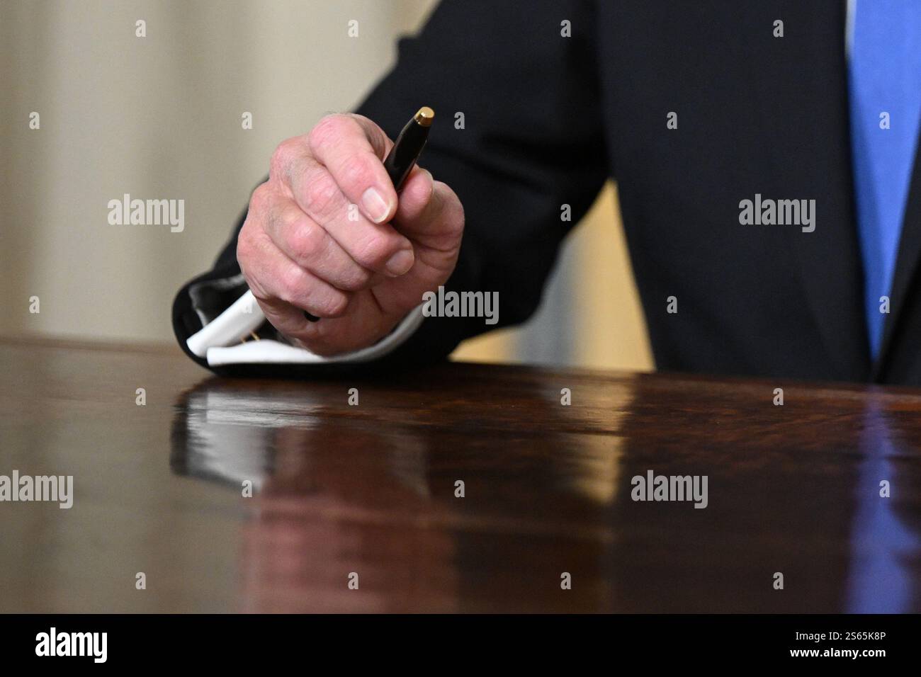 Washington, Usa. Januar 2025. US-Präsident Joe Biden hält einen Stift, als er am Mittwoch, den 15. Januar 2025, seine Abschiedsrede vom Oval Office des Weißen Hauses in Washington, DC, an die Nation hält. Pool Foto von Mandel Ngan/UPI Credit: UPI/Alamy Live News Stockfoto