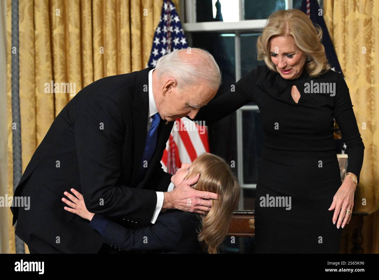Washington, Usa. Januar 2025. US-Präsident Joe Biden umarmt seinen Enkel Beau Biden, während First Lady Jill Biden zusieht, nachdem der Präsident seine Abschiedsrede vom Oval Office des Weißen Hauses in Washington, DC, am Mittwoch, den 15. Januar 2025 vor der Nation gehalten hat. Pool Foto von Mandel Ngan/UPI Credit: UPI/Alamy Live News Stockfoto