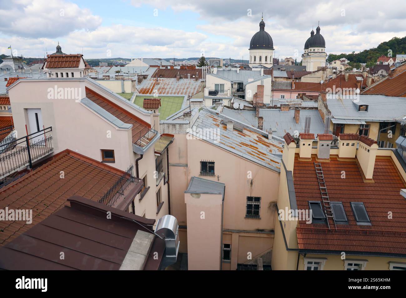 Blick auf die Dächer der historischen Altstadt von Lemberg in der Ukraine. Kirchtürme und viele rostige Schindeldächer im Hintergrund. Blick auf die Dächer von Stockfoto