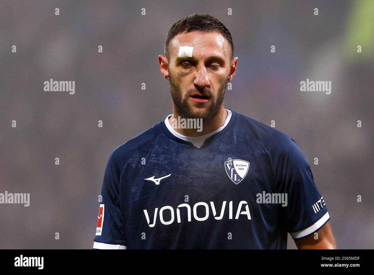 Bochum, Deutschland. Januar 2025. Ivan Ordets vom VfL Bochum reagiert beim Fußball-Spiel der ersten Bundesliga zwischen dem VfL Bochum und dem FC St. Pauli in Bochum am 15. Januar 2025. Quelle: Joachim Bywaletz/Xinhua/Alamy Live News Stockfoto