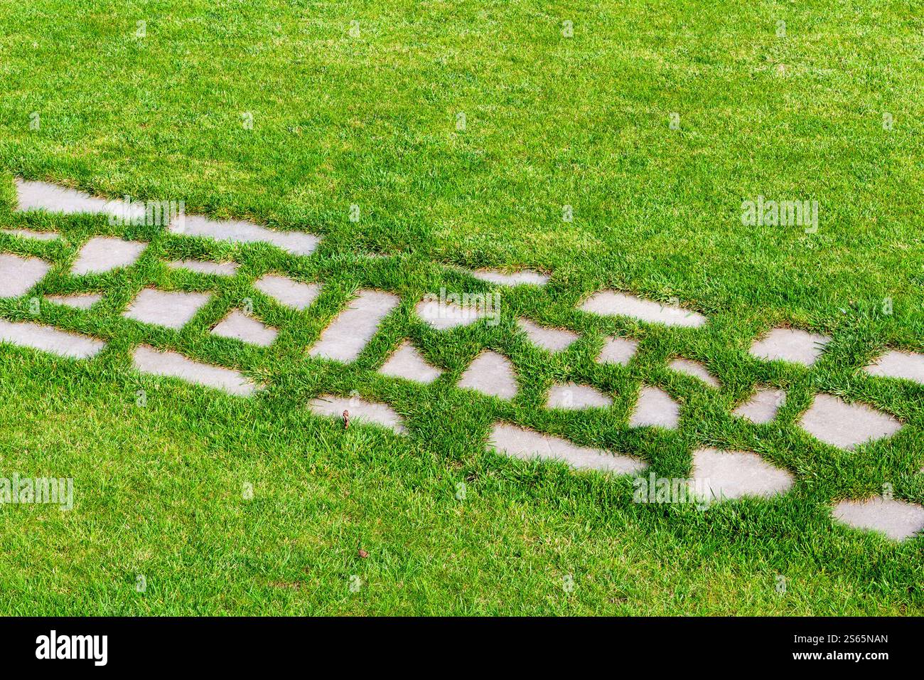 Reisen Sie nach Georgien - Spaziergang auf einem Steinweg auf grünem Rasen in Bodbe in der Region Kakheti in Georgien am Herbsttag Stockfoto