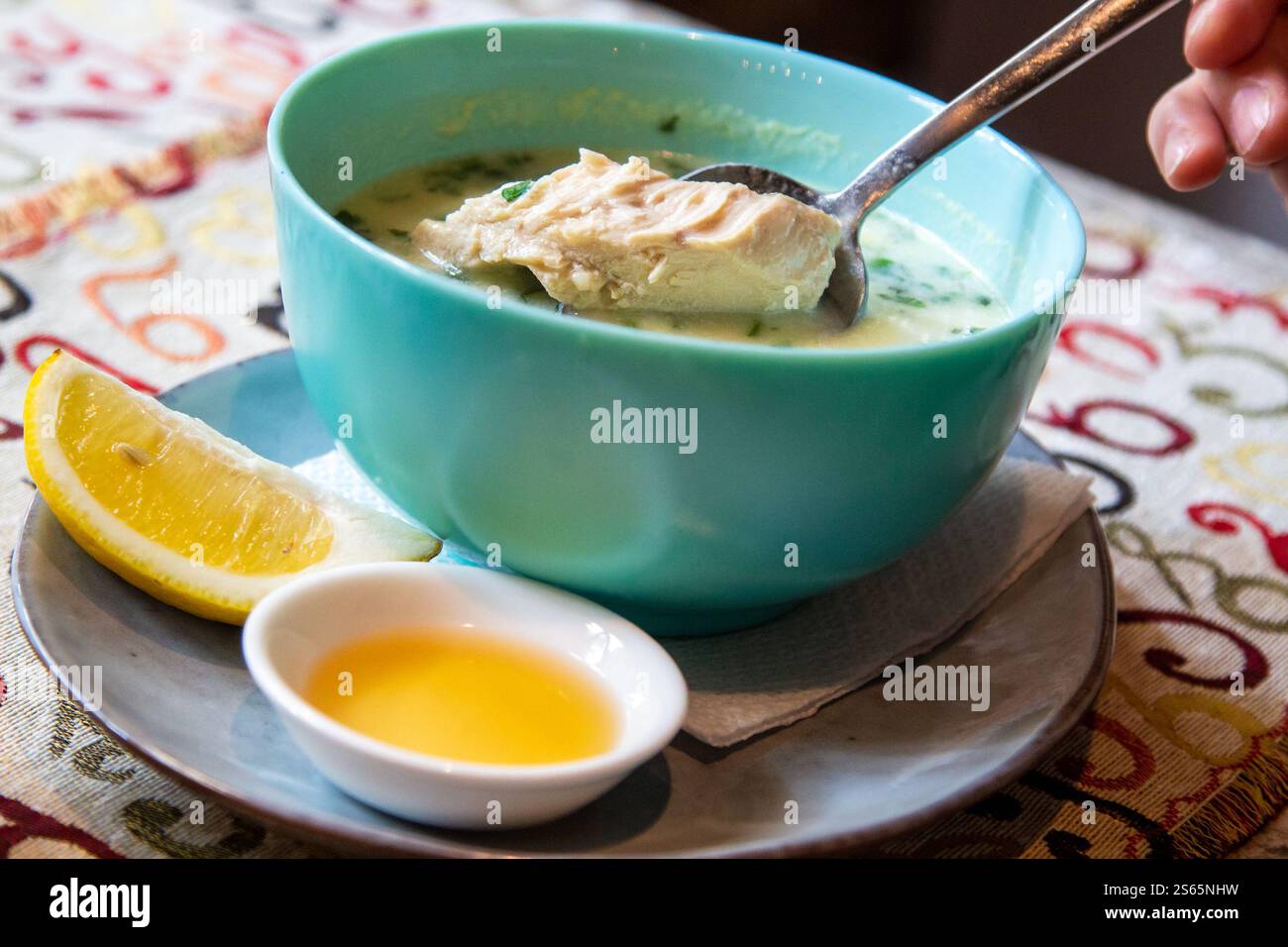 Reisen Sie nach Georgien - Essen Sie Chikhirtma (georgianische Suppe aus Hühnerbrühe, verdickt mit geschlagenen Eiern und Quark) in einem lokalen Café in Tiflis Stockfoto