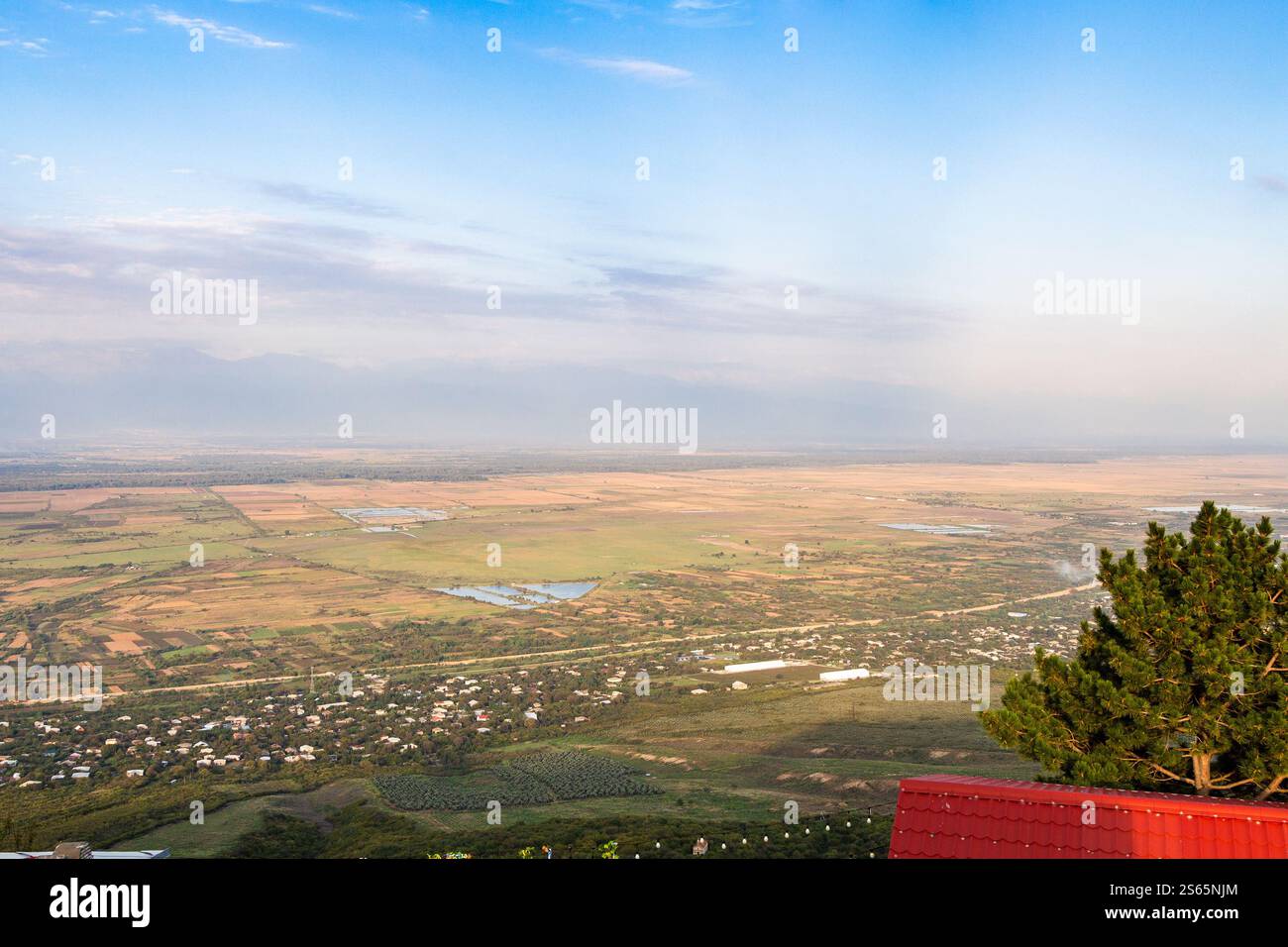 Reisen Sie nach Georgien - Blick auf die Ebene von Alazan in der herbstlichen Abenddämmerung von der Stadt Sgnagi in der Region Kakheti in Georgien Stockfoto