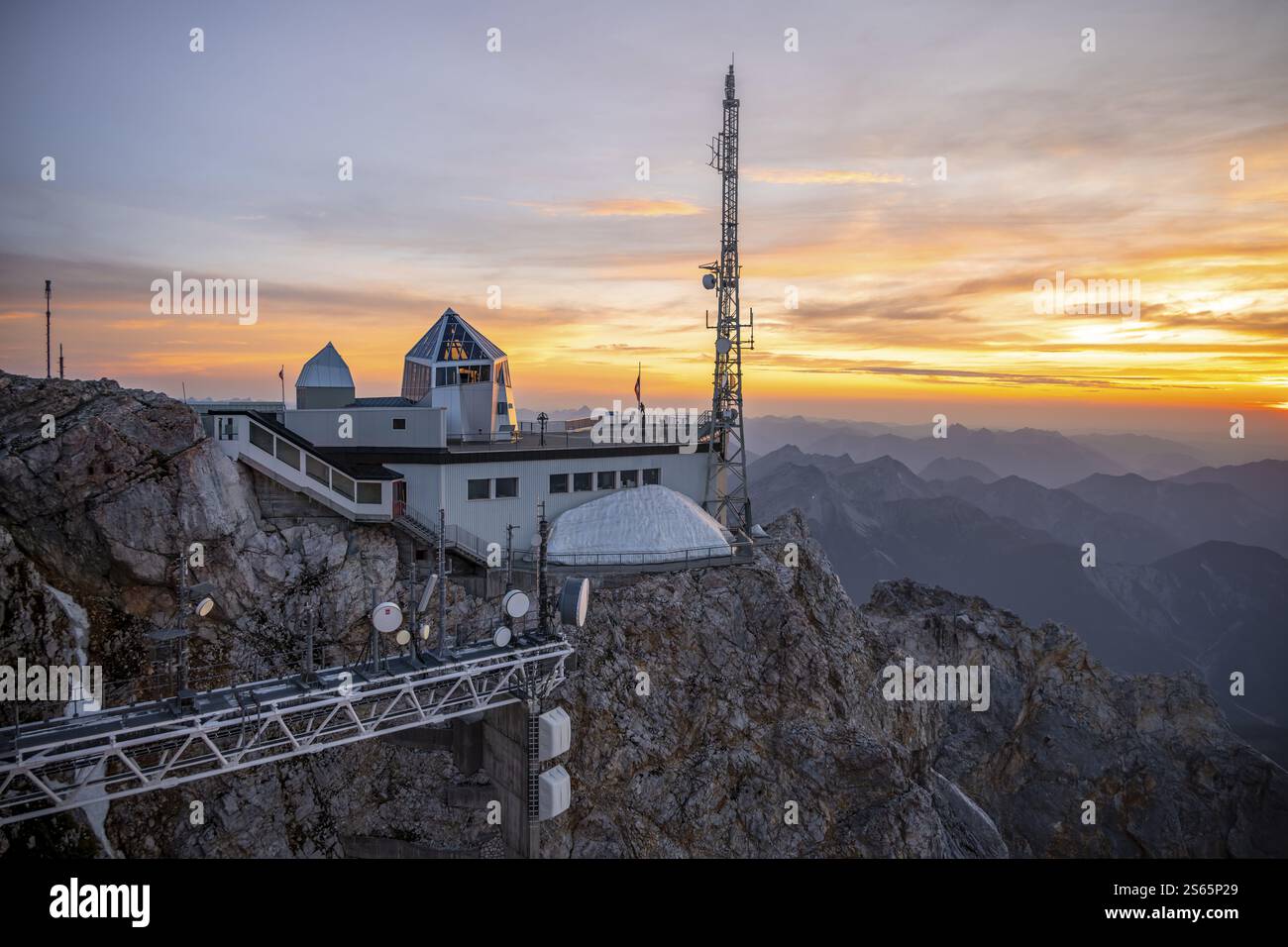 Bergstation der Tiroler Zugspitzbahn auf dem Gipfel der Zugspitze, bei Sonnenuntergang, Wettersteingebirge, Nördliche Kalkalpen, Bayern Stockfoto