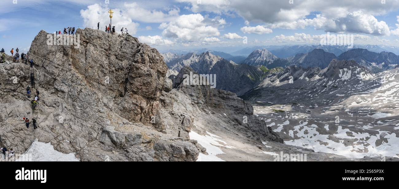 Touristen stellen sich an den Gipfel der Zugspitze, Gipfel mit goldenem Gipfelkreuz, Übertourismus, Wettersteinkette, Bayern, Deutschland, Europa Stockfoto