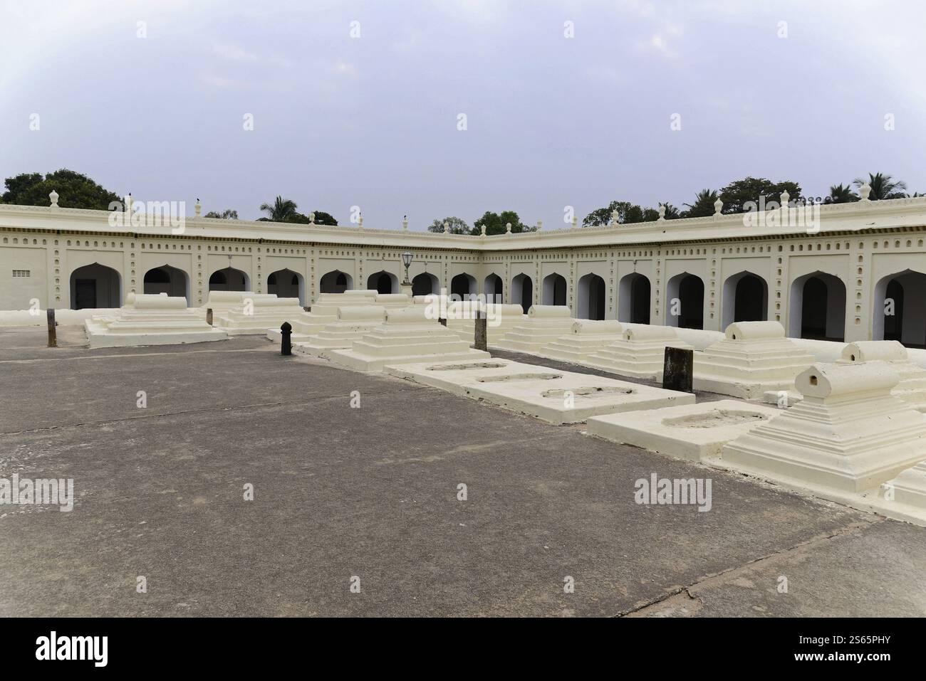 Mysore, Karnataka, Südindien, Indien, Asien, ein weitläufiger Innenhof mit historischen Gräbern und eleganten Steinstrukturen, Asien Stockfoto