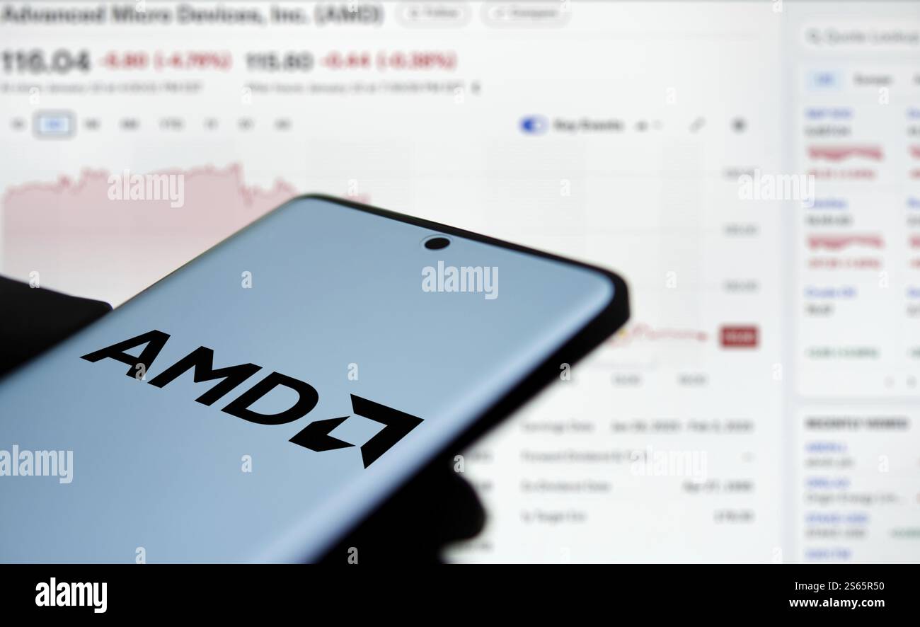 Das AMD-Logo wird auf dem Smartphone angezeigt. Advanced Micro Devices Inc (AMD) ist ein US-amerikanisches multinationales Unternehmen und Technologieunternehmen Stockfoto