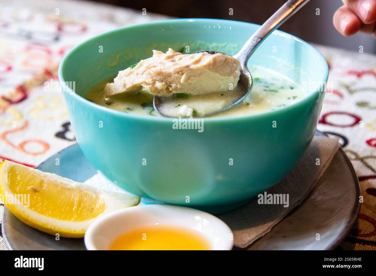Reisen Sie nach Georgien - Essen Sie Chikhirtma (georgianische Suppe aus Hühnerbrühe, verdickt mit geschlagenen Eiern und Quark) in einem lokalen Café in Tiflis Stockfoto