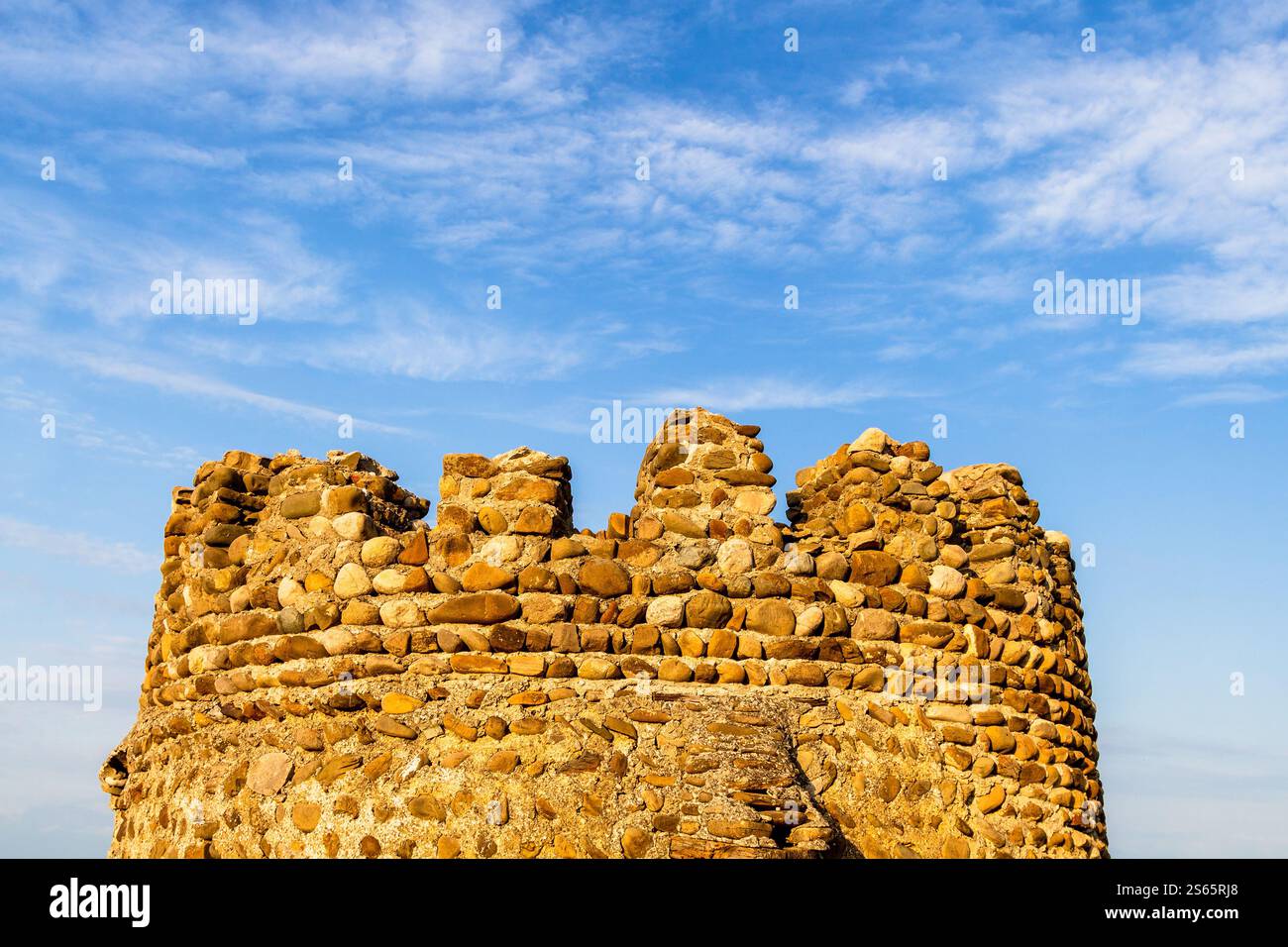 Reisen Sie nach Georgien - oben auf dem Turm der Festungsmauer der Stadt Signagi in der Region Kakheti in Georgien bei Sonnenuntergang im Herbst Stockfoto
