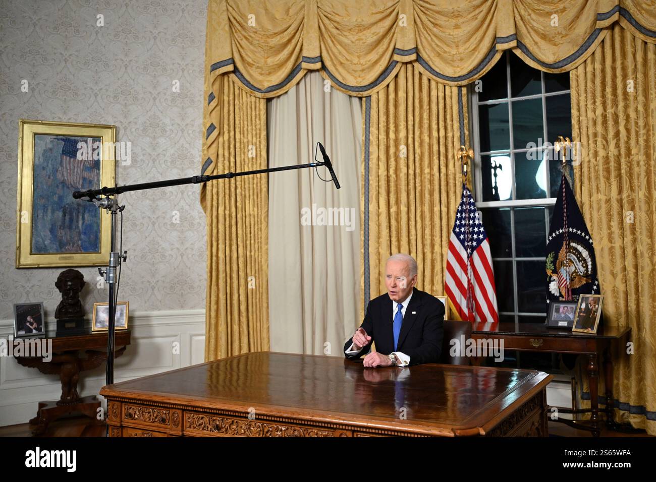 Washington, DC, 15. Januar 2025. US-Präsident Joe Biden hält am 15. Januar 2025 seine Abschiedsrede an die Nation vom Oval Office des Weißen Hauses in Washington, DC. Guthaben: Mandel Ngan/Pool über CNP/dpa/Alamy Live News Stockfoto