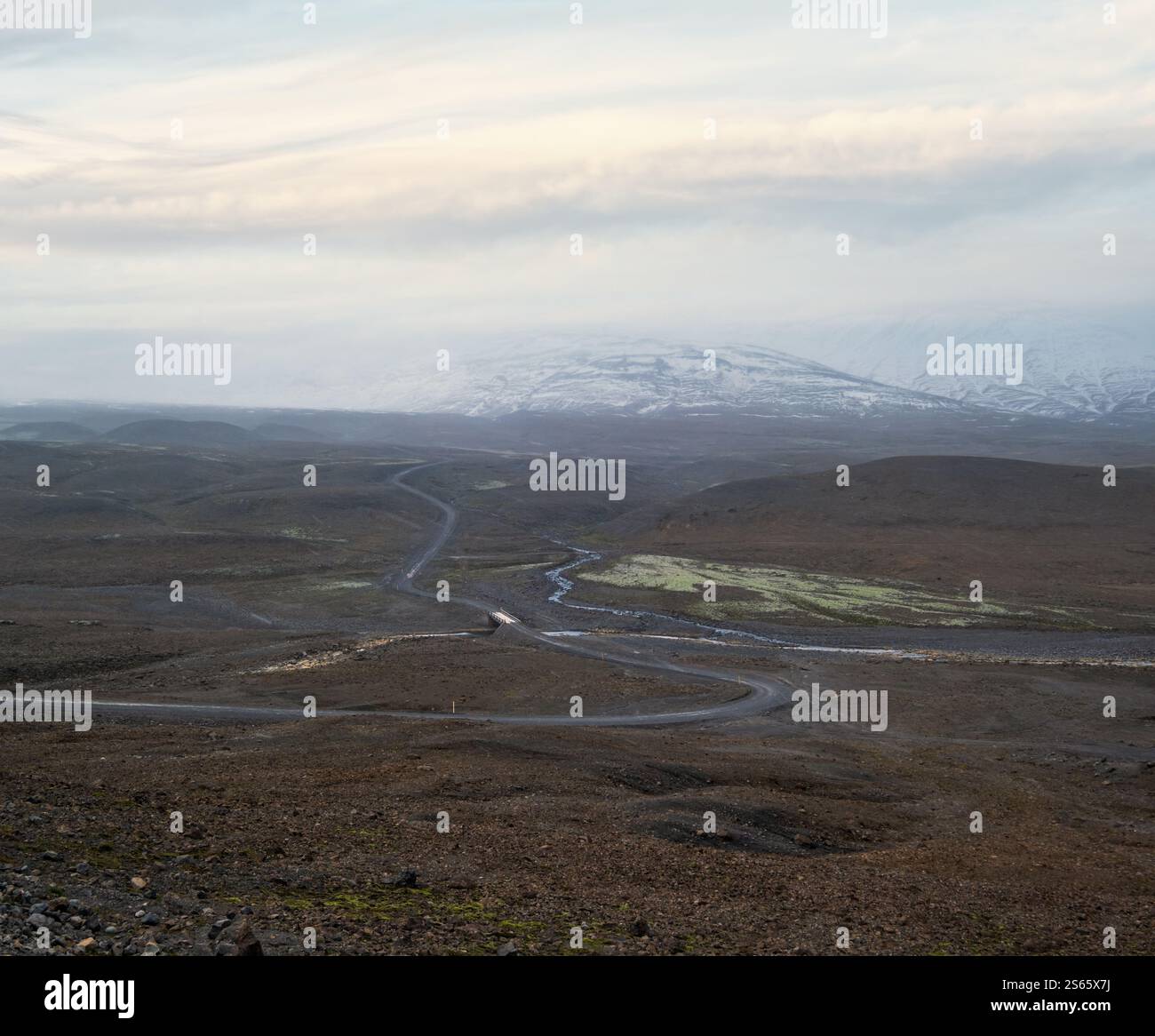 Herbstblick auf die Berge entlang der Kjolur Highland Road F35, Island, Europa. HerbstSchneesturm beginnt. Stockfoto