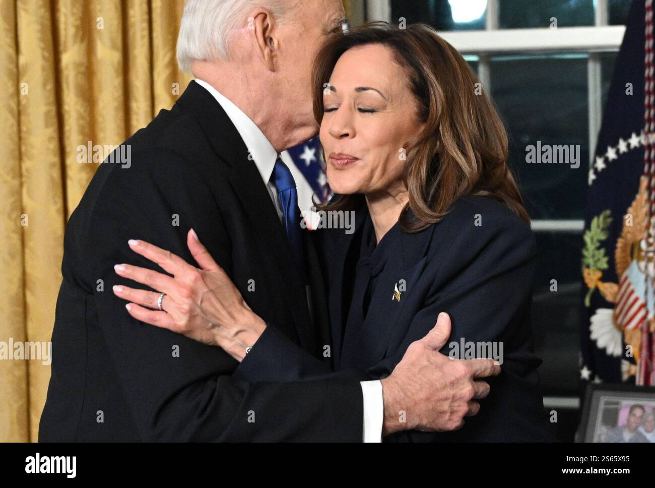 Washington, Usa. Januar 2025. US-Präsident Joe Biden und Vizepräsidentin Kamala Harris Hug, nachdem er am Mittwoch, den 15. Januar 2025, seine Abschiedsrede vor der Nation vom Oval Office des Weißen Hauses in Washington, DC, gehalten hatte. Pool Foto von Mandel Ngan/UPI Credit: UPI/Alamy Live News Stockfoto