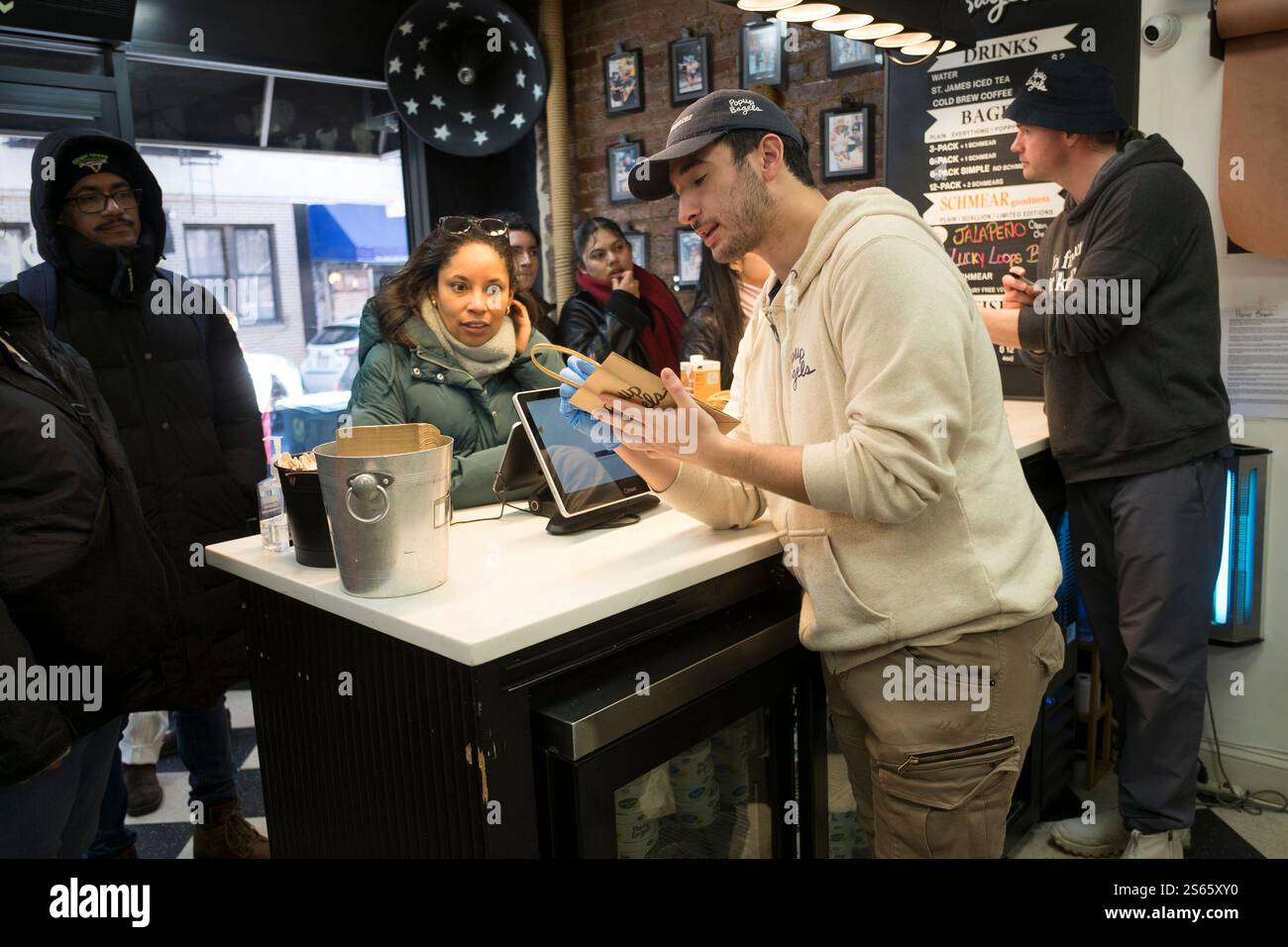 Januar 2025, New York City, New York, USA: Kunden kaufen Bagels im Popup Bagels Shop unter 177 Thompson streeton National Donut Day, 15. Januar 2025. (Kreditbild: © Billy Tompkins/ZUMA Press Wire) NUR REDAKTIONELLE VERWENDUNG! Nicht für kommerzielle ZWECKE! Stockfoto