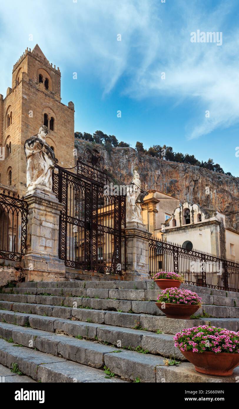 Blick auf die Altstadt von Cefalù, Palermo, Sizilien, Italien. Stockfoto