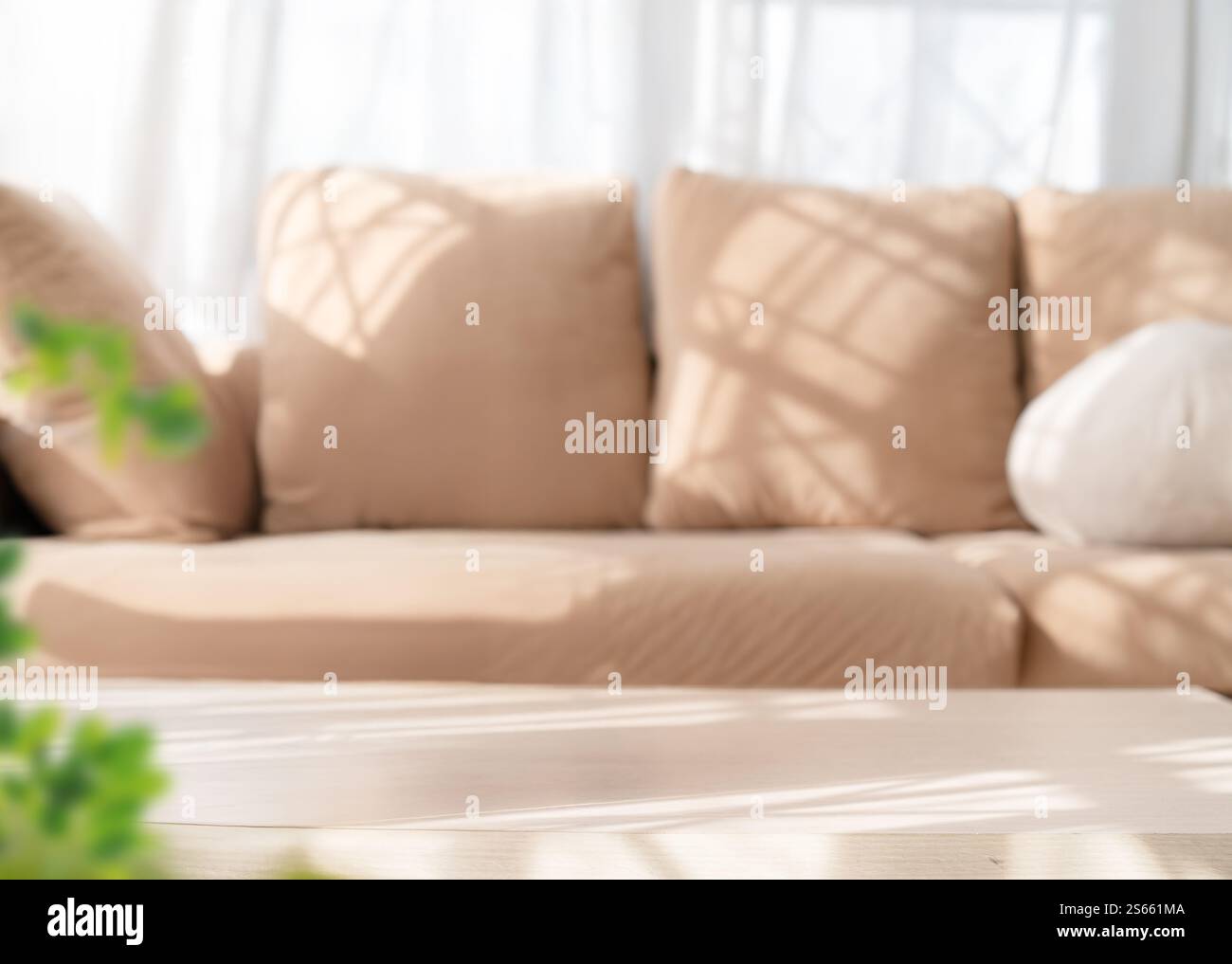 Leerer Tisch mit minimalistischem, sauberem Wohnzimmerhintergrund Stockfoto