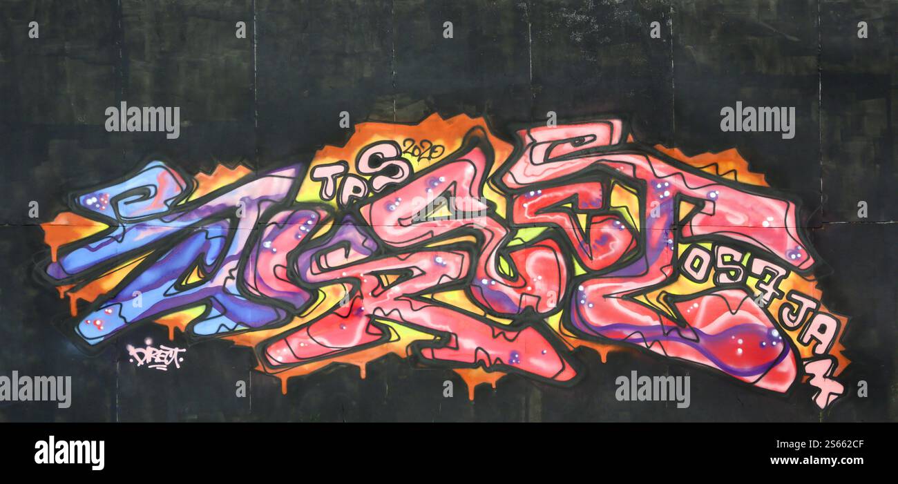 Farbenfroher Hintergrund von Graffiti-Gemälden mit hellen Aerosolstreifen und wunderschönen Farben. Alte Straßenkunst aus Aerosolspray Stockfoto