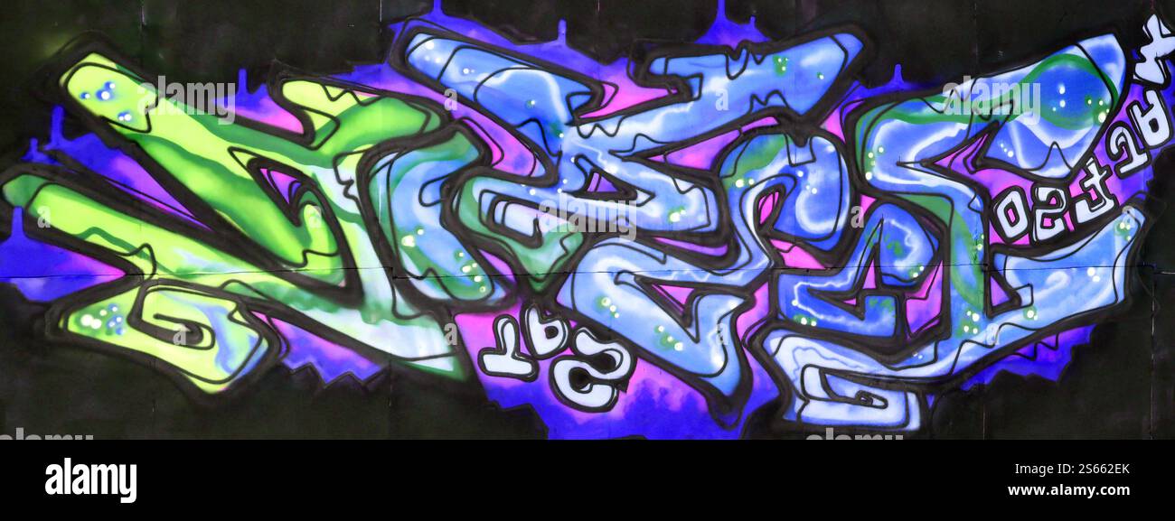 Farbenfroher Hintergrund von Graffiti-Gemälden mit hellen Aerosolstreifen und wunderschönen Farben. Alte Straßenkunst aus Aerosolspray Stockfoto