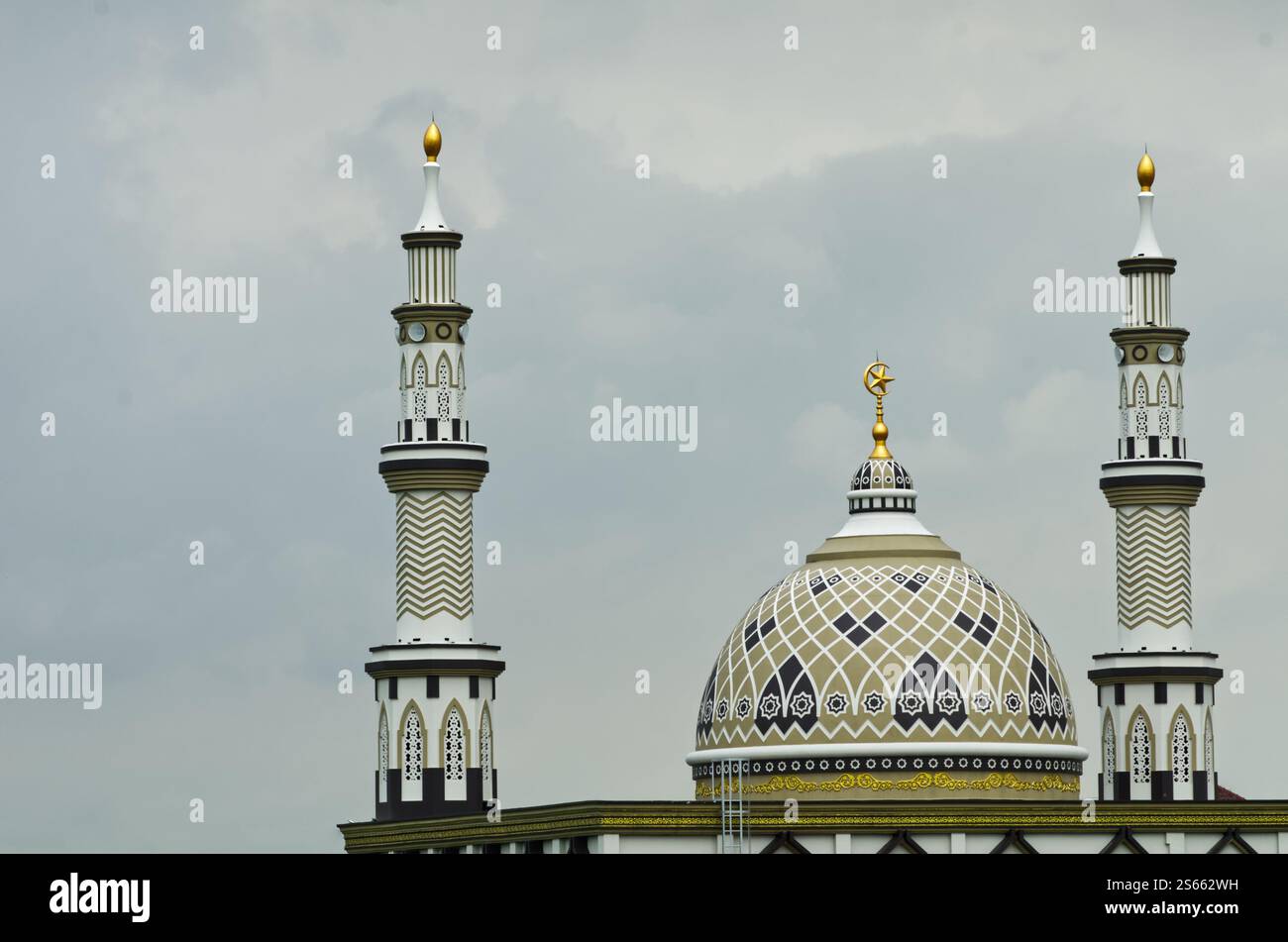 Reich verzierte Moschee Kuppel und Minarette unter bewölktem Himmel Stockfoto