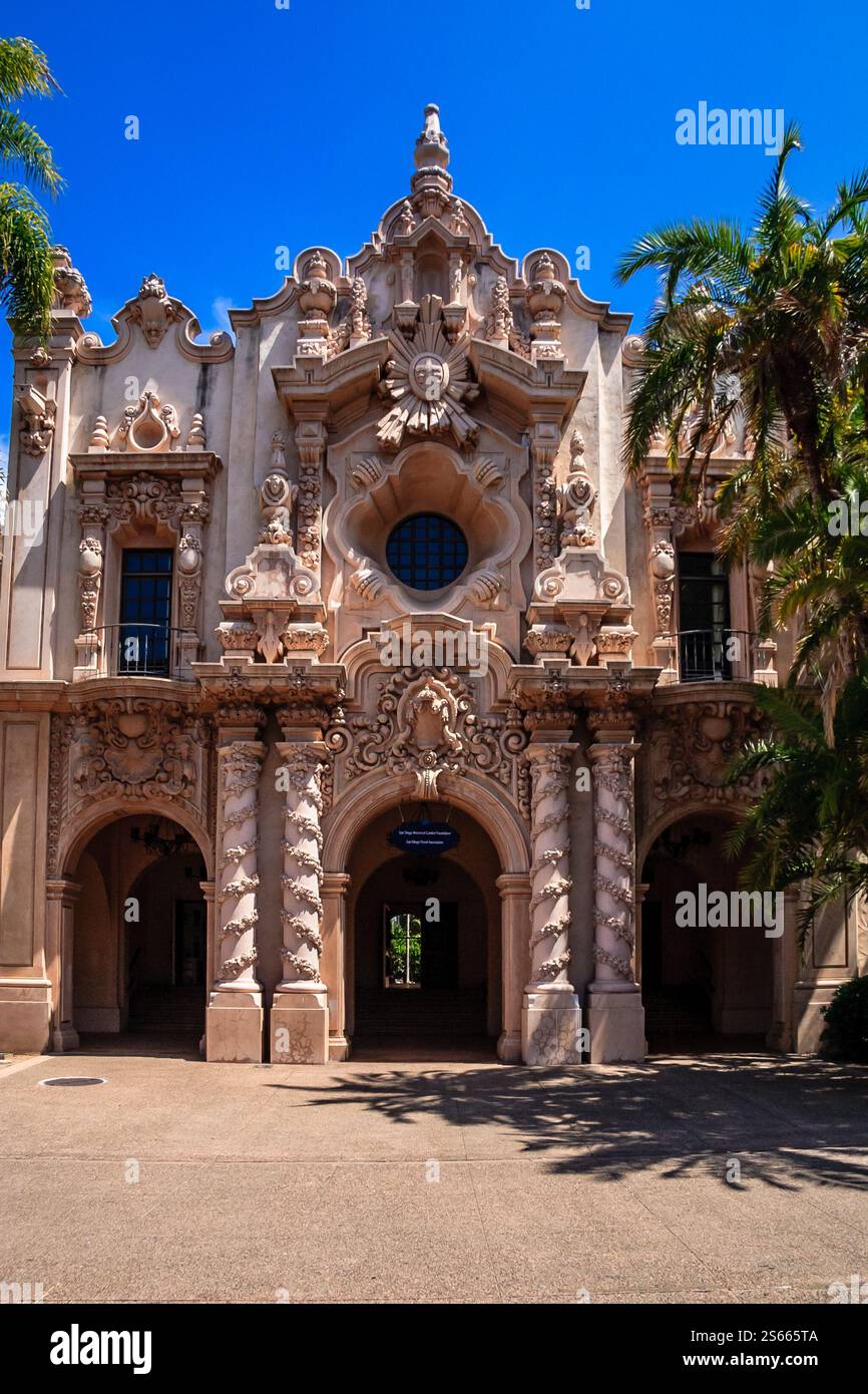 Das Gebäude hat viele Details und ist sehr verziert. Es ist ein großes Gebäude mit vielen Fenstern Stockfoto