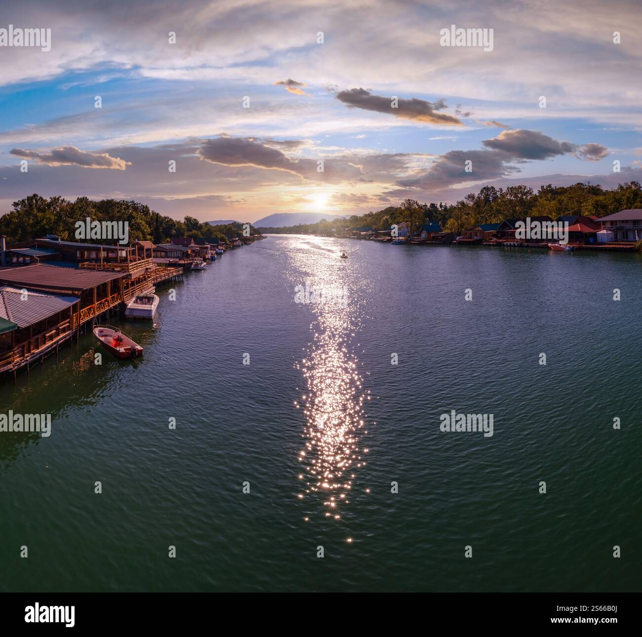 Das Flussdelta Bojana und die Insel Ada in Ulcinj, Montenegro. - Es ist ein beliebtes Touristenziel mit langem Sandstrand und traditionellen Meeresfrüchten Stockfoto