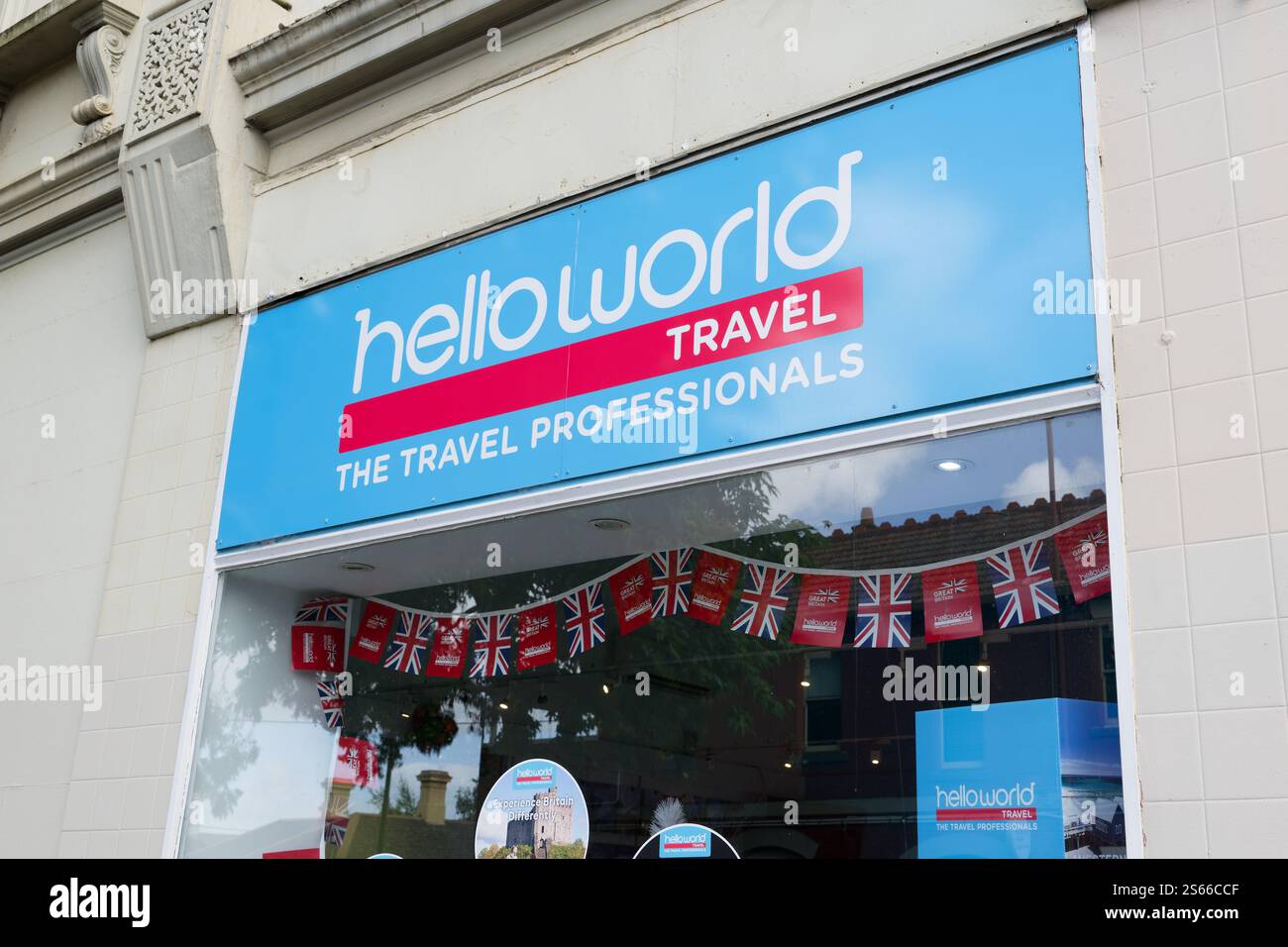 HelloWorld Travel Beschilderung über dem Fenster des Reisebüros, wo Reisen nach Großbritannien gefördert werden Stockfoto