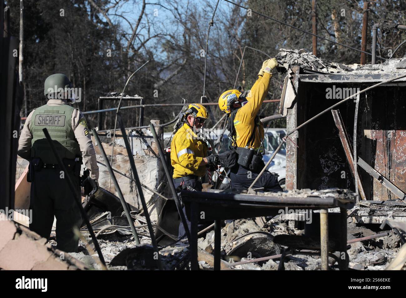 (250116) -- LOS ANGELES, 16. Januar 2025 (Xinhua) -- Feuerwehrmänner durchsuchen durch Waldbrände beschädigte Strukturen in Altadena, Kalifornien, USA, 15. Januar 2025. Die Feuerwehrleute bekämpfen am Mittwoch in Südkalifornien mehrere große Waldbrände, da Teile der Region auf extrem kritische Brandbedingungen vorbereitet sind, die durch eine neue Runde gefährlicher Santa Ana-Winde verursacht werden. Heftige Waldbrände in Los Angeles haben mindestens 25 Menschen getötet und mehr als 12.300 Gebäude zerstört. Die örtlichen Behörden bestätigten, dass noch immer mindestens 26 Personen aufgrund der anhaltenden Waldbrände vermisst wurden. ( Stockfoto