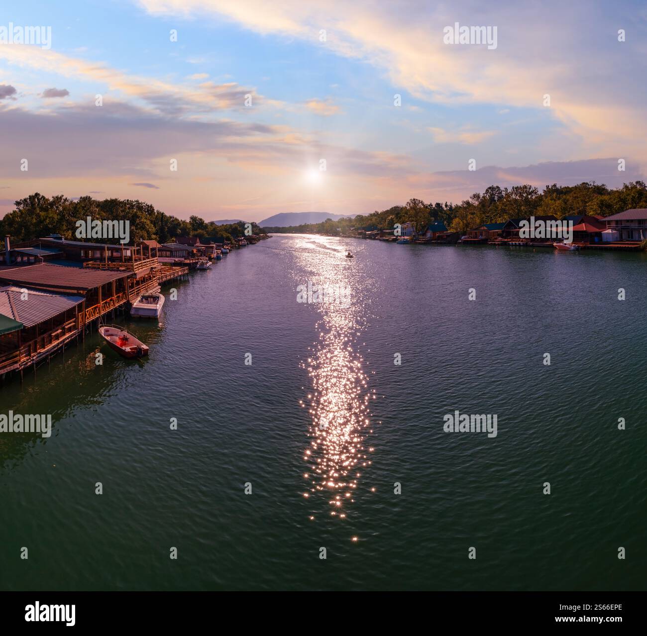 Das Flussdelta Bojana und die Insel Ada in Ulcinj, Montenegro. - Es ist ein beliebtes Touristenziel mit langem Sandstrand und traditionellen Meeresfrüchten Stockfoto