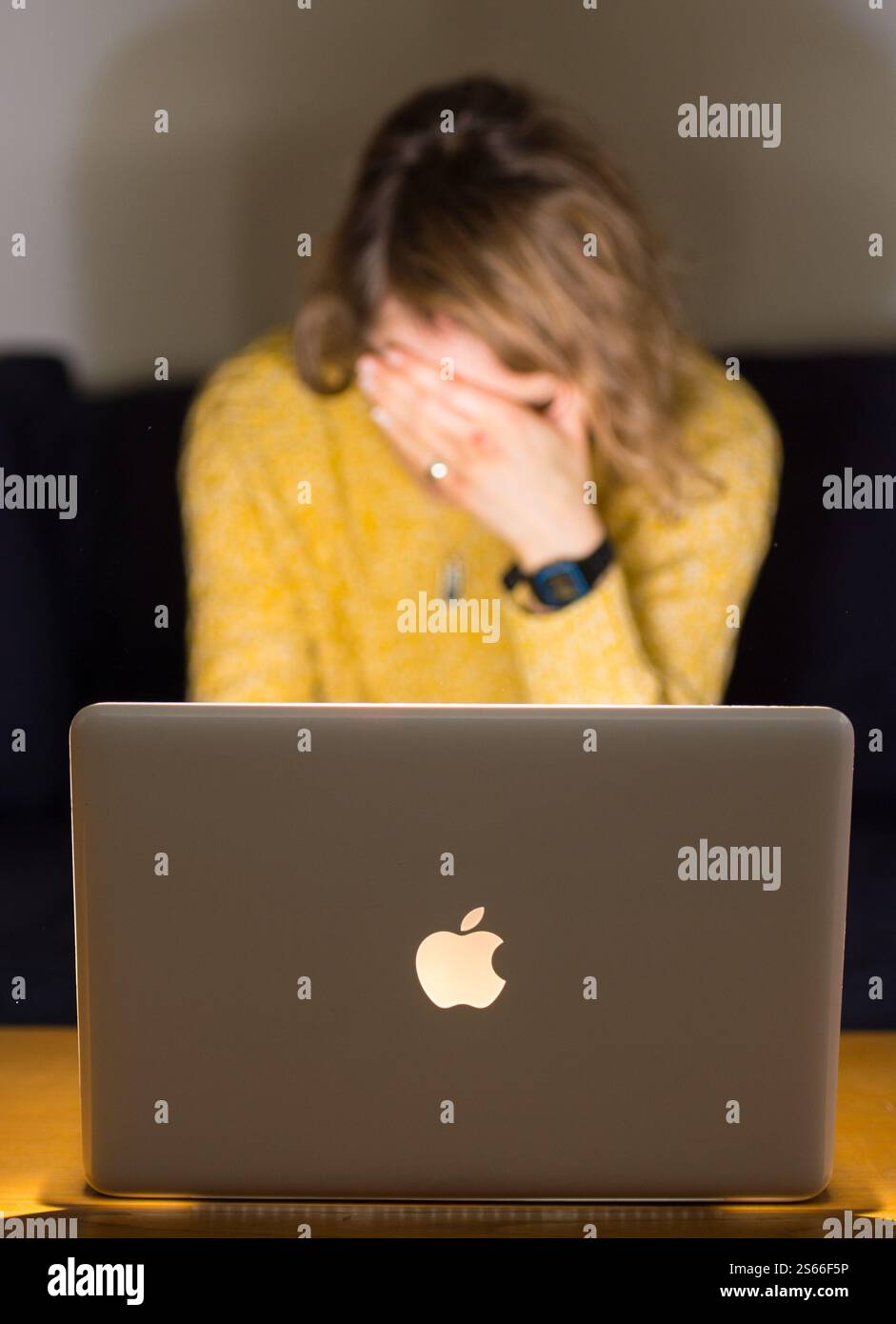 FOTO vom MODELL Aktenfoto vom 03/15 einer Frau, die einen Laptop benutzt. Von welcher wird die Stadtregulierung angemahnt? Um gegen einige Praktiken der Versicherer vorzugehen. Die Verbrauchergruppe äußerte Bedenken, dass einige Unternehmen ihren Verpflichtungen aus der Consumer Duty der Financial Conduct Authority (FCA) nicht nachkommen könnten, die Unternehmen verpflichtet, sich auf die Ergebnisse ihrer Kunden zu konzentrieren, indem sie sich in die Lage ihrer Kunden stellen und proaktiv handeln. Ausgabedatum: Donnerstag, 16. Januar 2025. Stockfoto