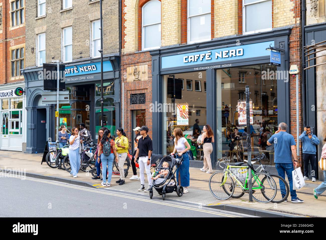 Stadtzentrum von Cambridge, England. Caffe Nero Food und Coffee Shop mit Leuten vor dem Café, England, UK, 2024 Stockfoto