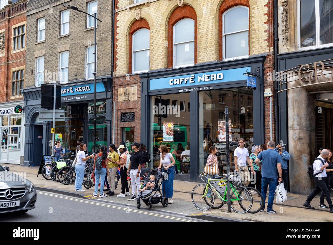 Stadtzentrum von Cambridge, England. Caffe Nero Food und Coffee Shop mit Leuten vor dem Café, England, UK, 2024 Stockfoto