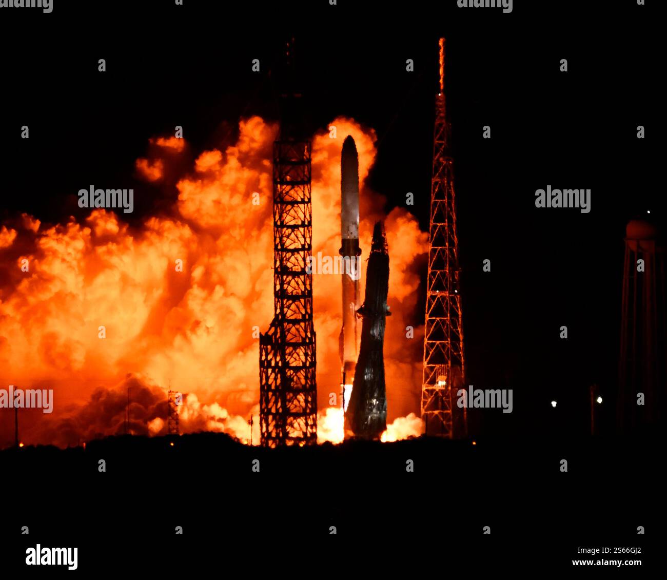 Die Blue Origin New Glenn-Rakete startet am Donnerstag, den 16. Januar 2025, um 2:03 UHR vom Launch Complex 36 auf der Cape Canaveral Space Force Station in Florida. Foto: Joe Marino/UPI Credit: UPI/Alamy Live News Stockfoto