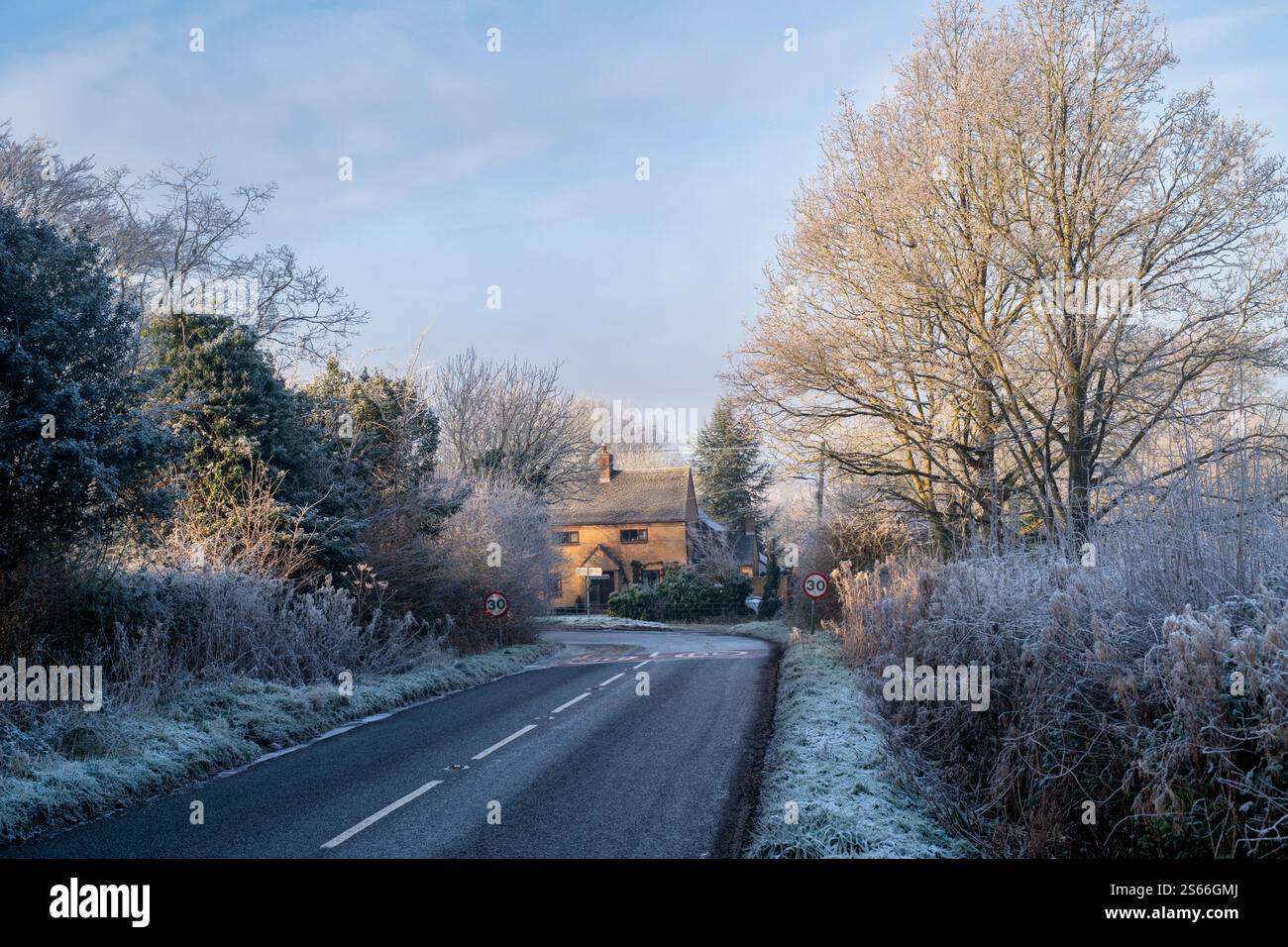Frostige Landstraße nach Paxford, Cotswolds, Gloucestershire, England Stockfoto
