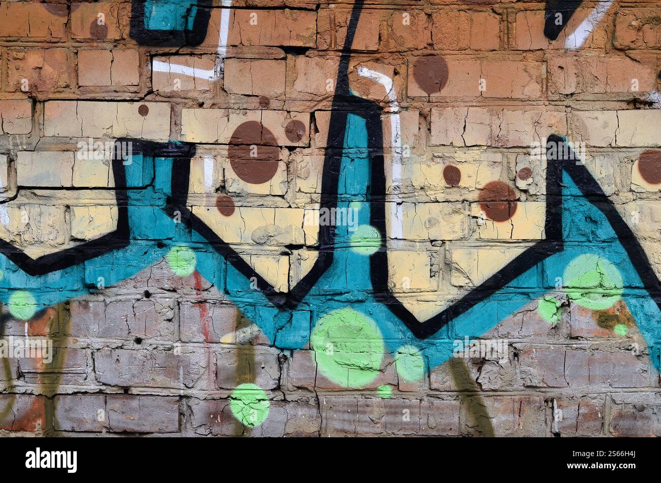 Kunst unter dem Boden. Wunderschöner Street Art Graffiti Stil. Die Wand ist mit abstrakten Zeichnungen mit Hausfarbe dekoriert. Moderne, kultige urbane Kultur von Stockfoto