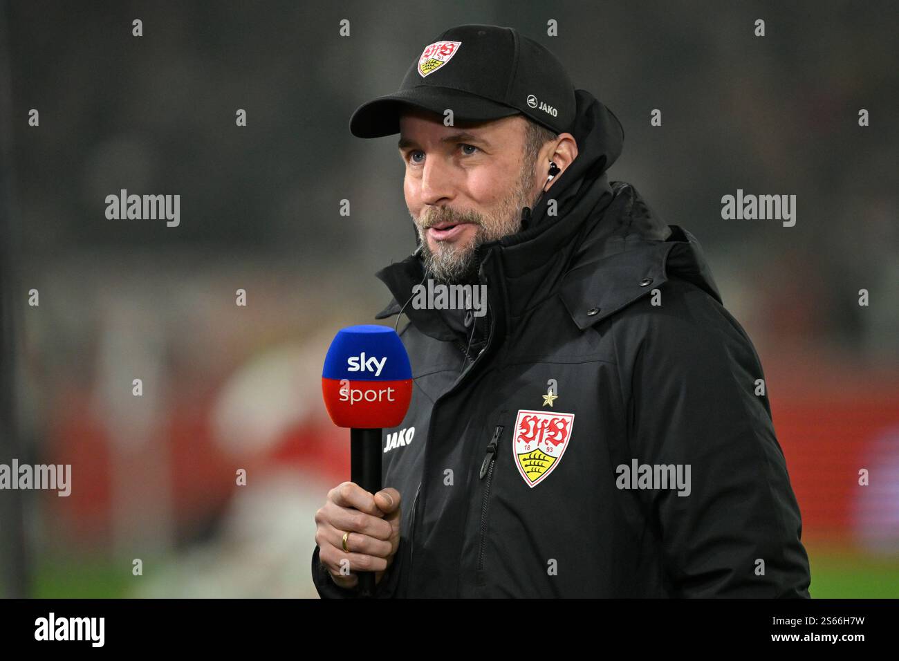 vor Spielbeginn: Trainer Sebastian Hoeness VfB Stuttgart im Interview Mikrofon Mikro Logo SKY VFB STUTTGART VS. RB LEIPZIG RBL 15.01.2025 DFL-VORSCHRIFTEN VERBIETEN JEDE VERWENDUNG VON FOTOGRAFIEN ALS BILDSEQUENZEN UND/ODER QUASI-VIDEO Stockfoto
