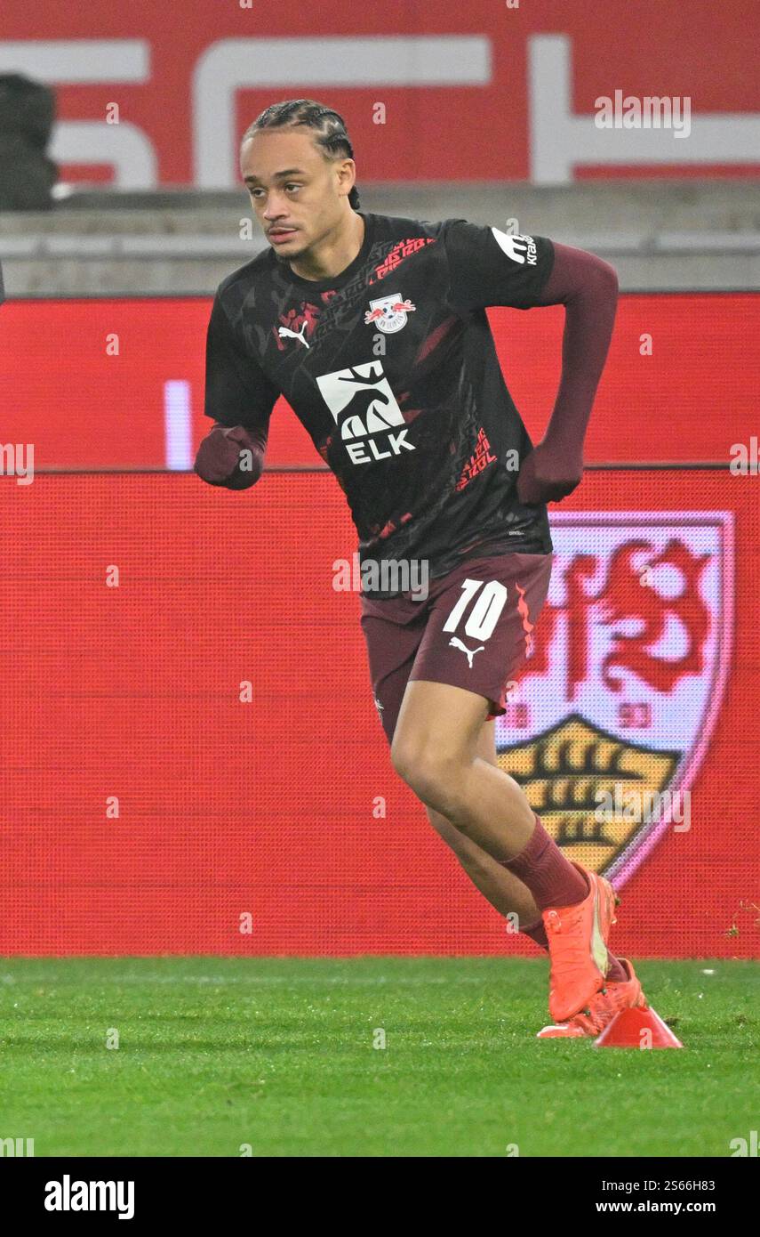 vor Spielbeginn: Xavi Simons RasenBallsport RB Leipzig RBL (10) Aufwaermen Training Logo VfB VfB Stuttgart vs RB Leipzig RBL 15.01.2025 DFL-VORSCHRIFTEN VERBIETEN JEDE VERWENDUNG VON FOTOGRAFIEN ALS BILDSEQUENZEN UND/ODER QUASI-VIDEO Stockfoto