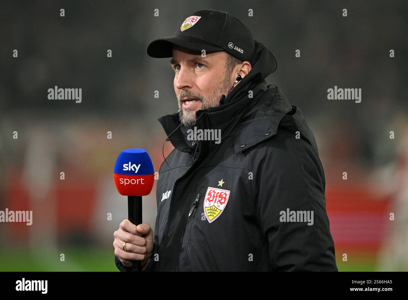 vor Spielbeginn: Trainer Sebastian Hoeness VfB Stuttgart im Interview Mikrofon Mikro Logo SKY VFB STUTTGART VS. RB LEIPZIG RBL 15.01.2025 DFL-VORSCHRIFTEN VERBIETEN JEDE VERWENDUNG VON FOTOGRAFIEN ALS BILDSEQUENZEN UND/ODER QUASI-VIDEO Stockfoto