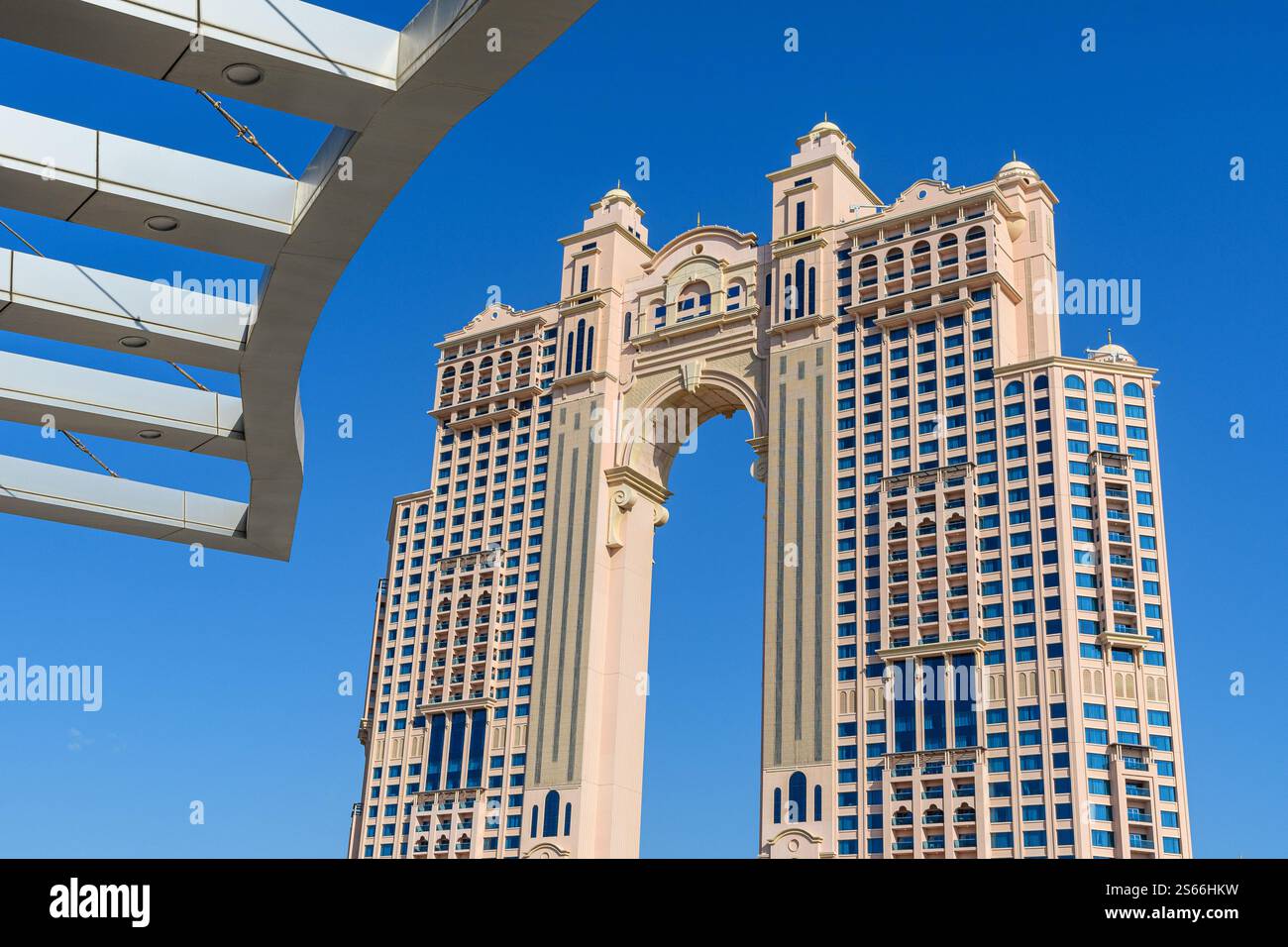 Abu Dhabi, VAE - 3. Januar 2025: Die ikonischen Twin Towers Complex mit einem einzigartigen Bogendesign stehen hoch auf einem klaren blau Stockfoto