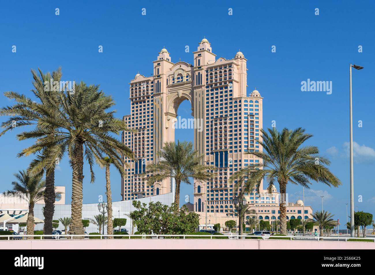 Abu Dhabi, VAE - 3. Januar 2025: Die legendären Doppeltürme der Fairmont Marina Residences stehen hoch vor einem klaren blauen Himmel, eingerahmt von Palmen A Stockfoto