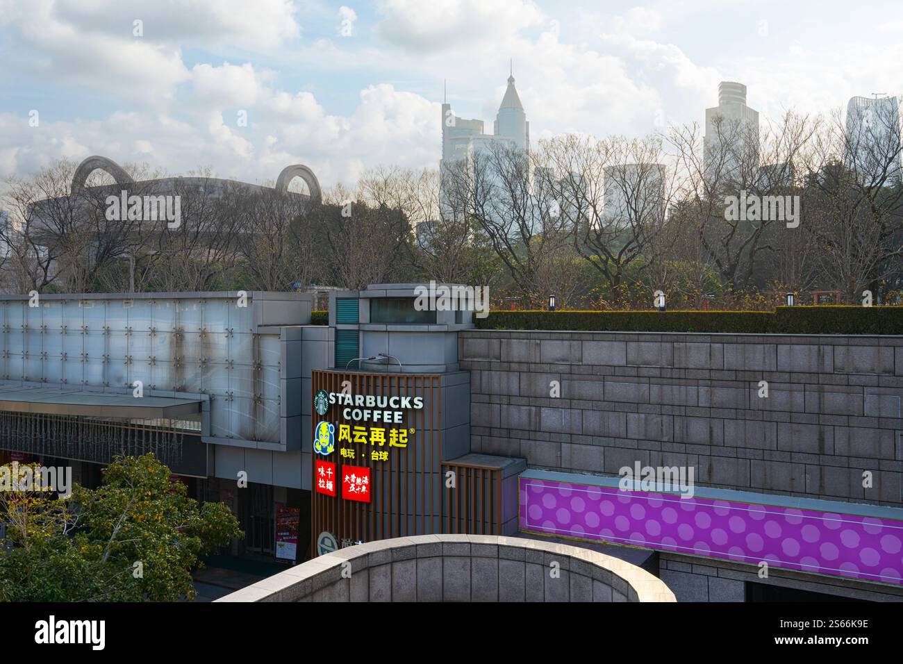 Shanghai, China. Januar 2025. Außenansicht des Starbucks Coffee Brand Shops im Stadtzentrum Stockfoto