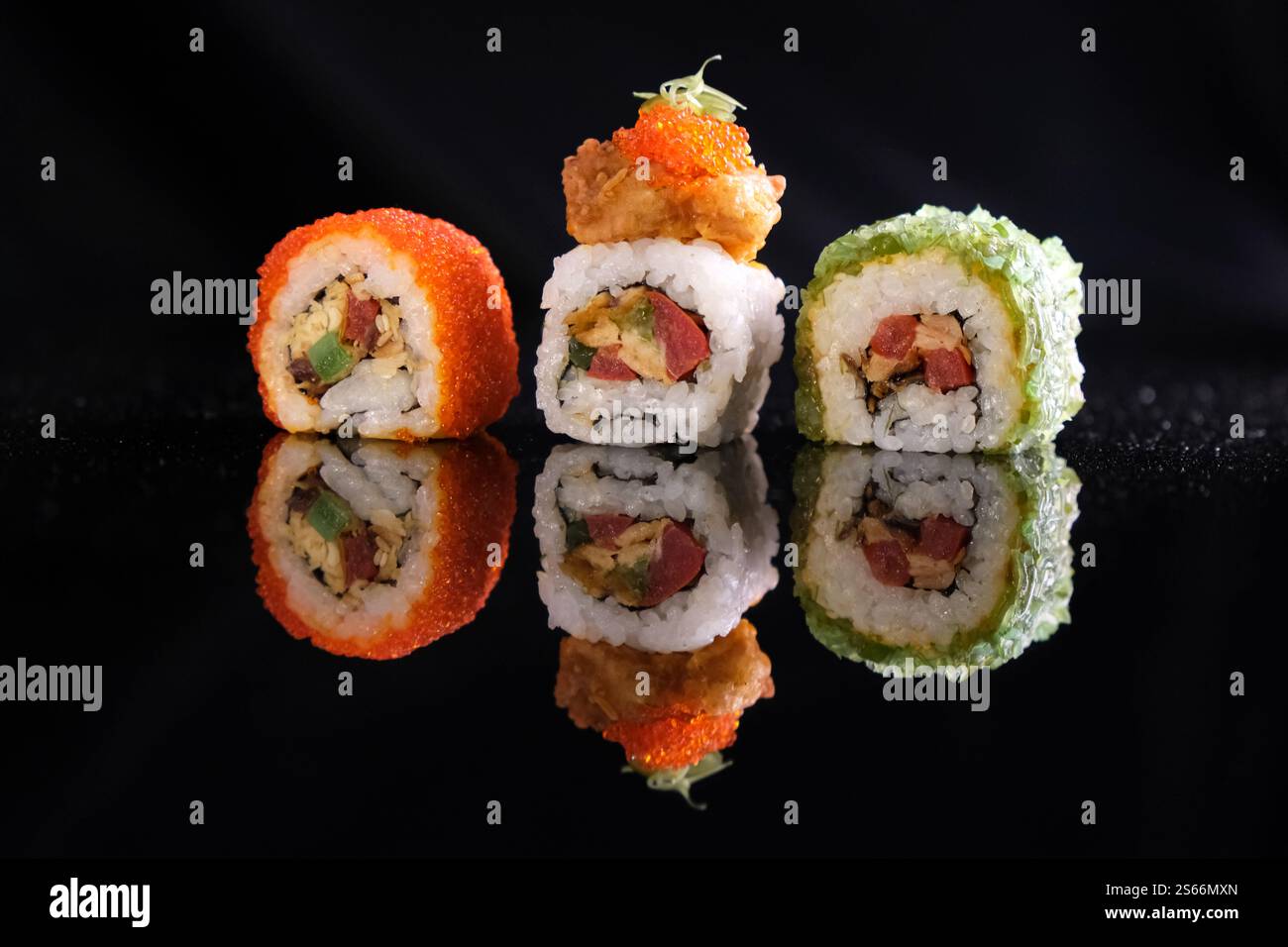 Sushi-Rollen auf dunklem Hintergrund. Die Kunst der japanischen Küche Stockfoto