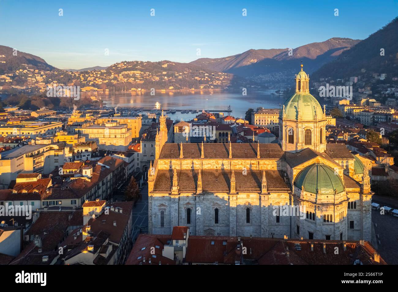 Blick aus der Vogelperspektive auf die Kathedrale von Como bei Sonnenaufgang im Winter. Como, Lombardei, Italien, Europa. Stockfoto