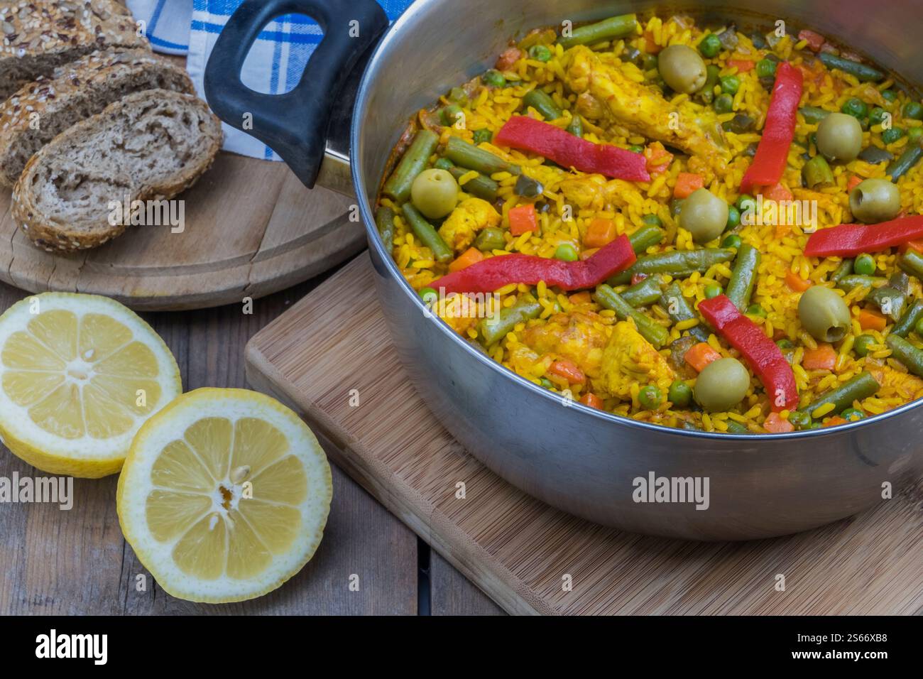 Kessel mit typisch kanarischem gelbem Reis Stockfoto