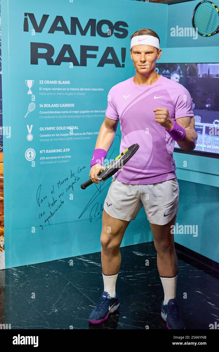 Madrid. Spanien - 16. Januar 2025: Lebensechte Wachsfigur von Rafael Nadal in einem detaillierten Tennisoutfit mit Schläger, ausgestellt im Madrid Wax Museu Stockfoto Madrid. Spanien - 16. Januar 2025: Lebensechte Wachsfigur von Rafael Nadal in einem detaillierten Tennisoutfit mit Schläger, ausgestellt im Madrid Wax Museu Stockfoto