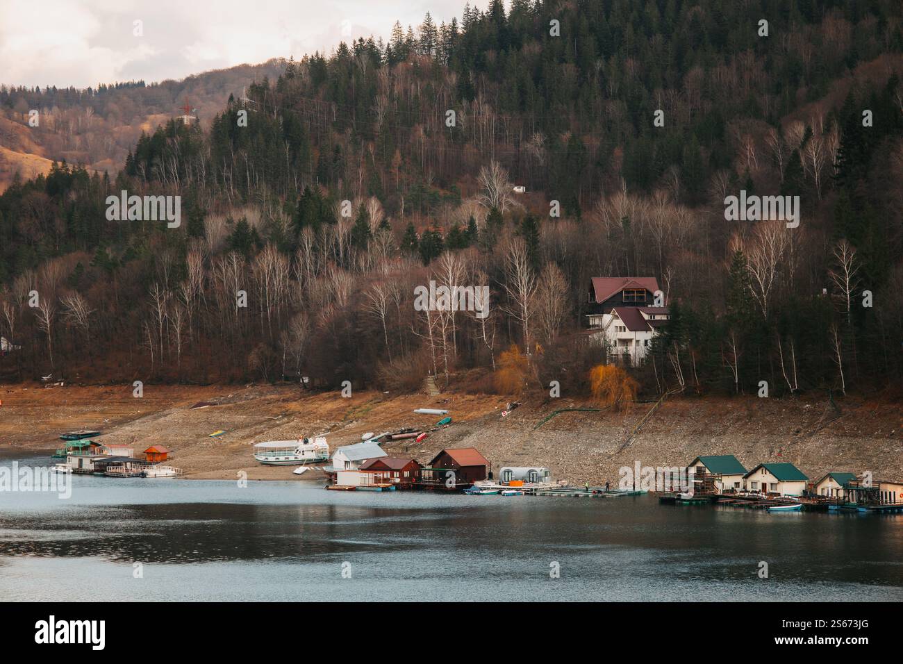 Fisherman's Cottages am Fluss am Fuße der Berge. Ruhiger Ort zum Entspannen. Stockfoto