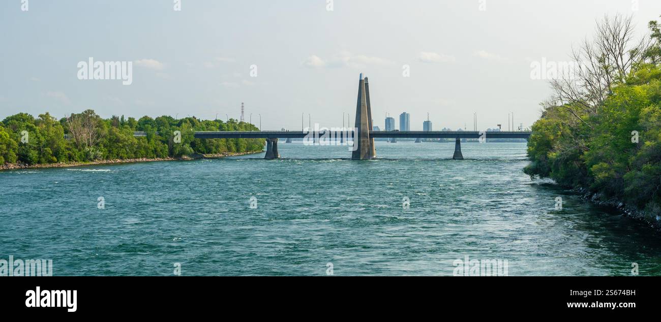 Die Concorde-Brücke ( Pont de la Concorde ) führt die Avenue Pierre-Dupuy über den St. Lawrence River zwischen Saint Helen's Island und Notre-Dame Island. Stockfoto