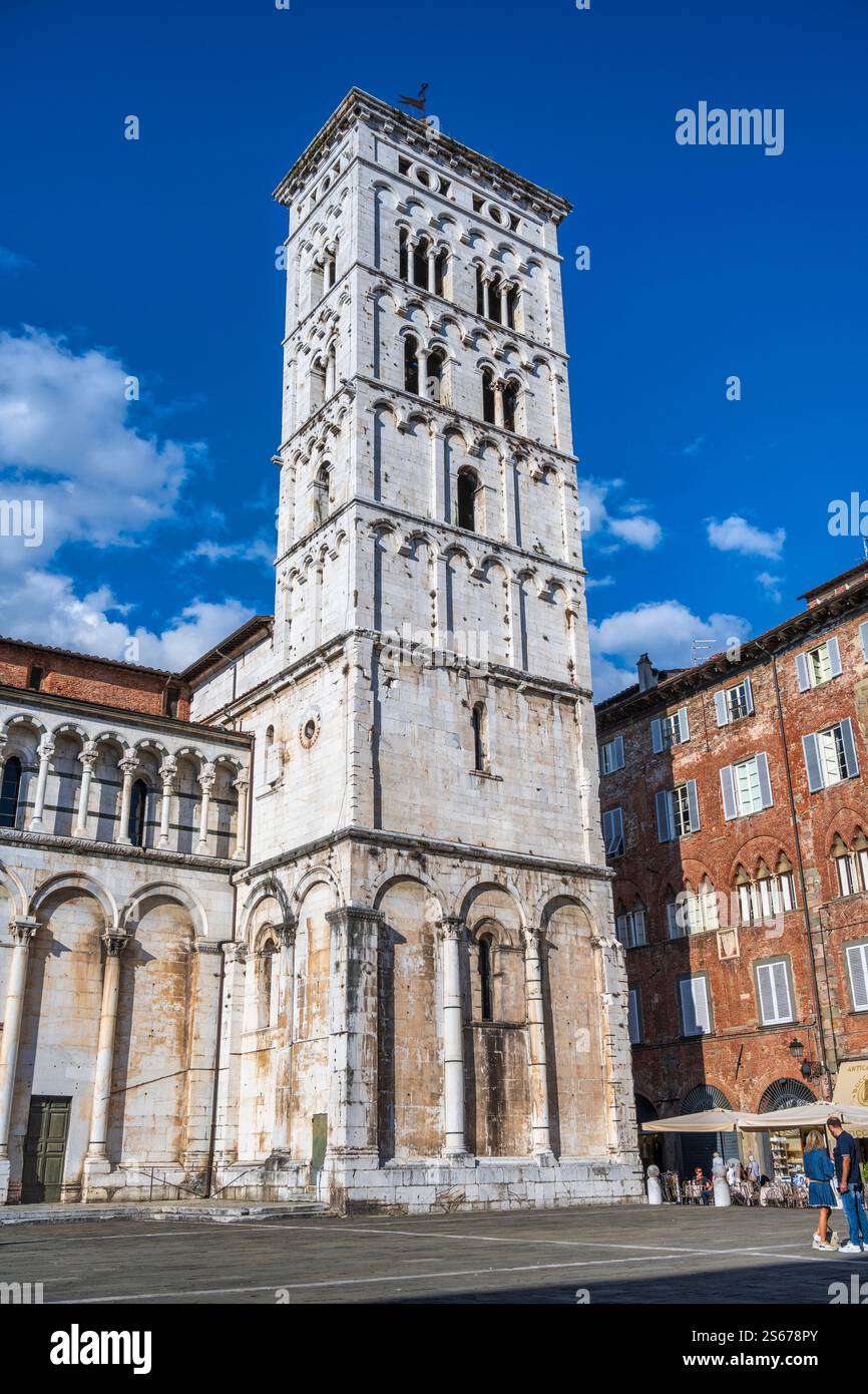 Glockenturm (campanile) der Chiesa di San Michele in Foro auf der Piazza San Michele in Lucca, Provinz Lucca, Toskana, Italien Stockfoto